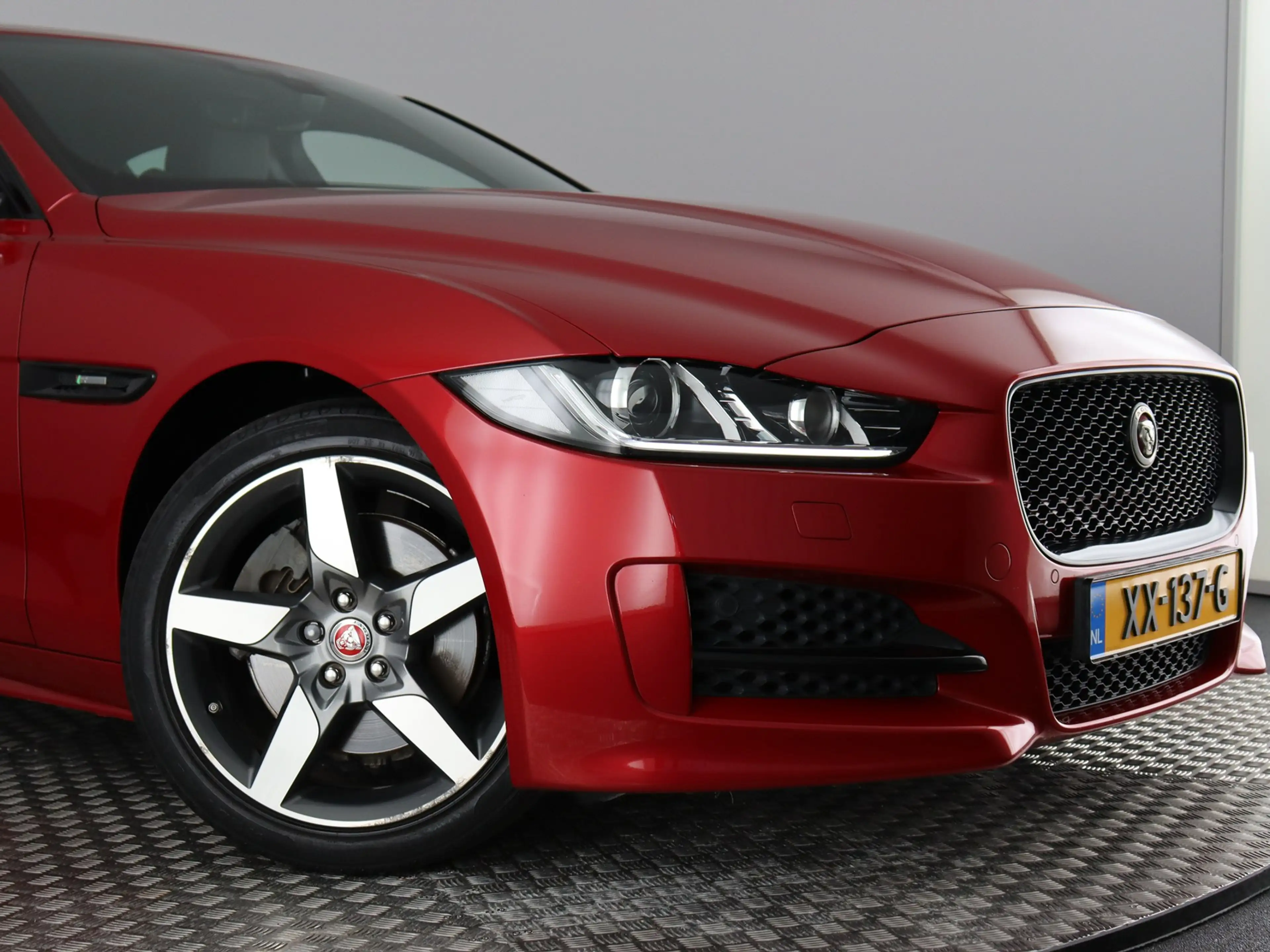 Jaguar XE 2.0t R-Sport (NL-Auto / Camera / Carplay / Navi / — photo 5