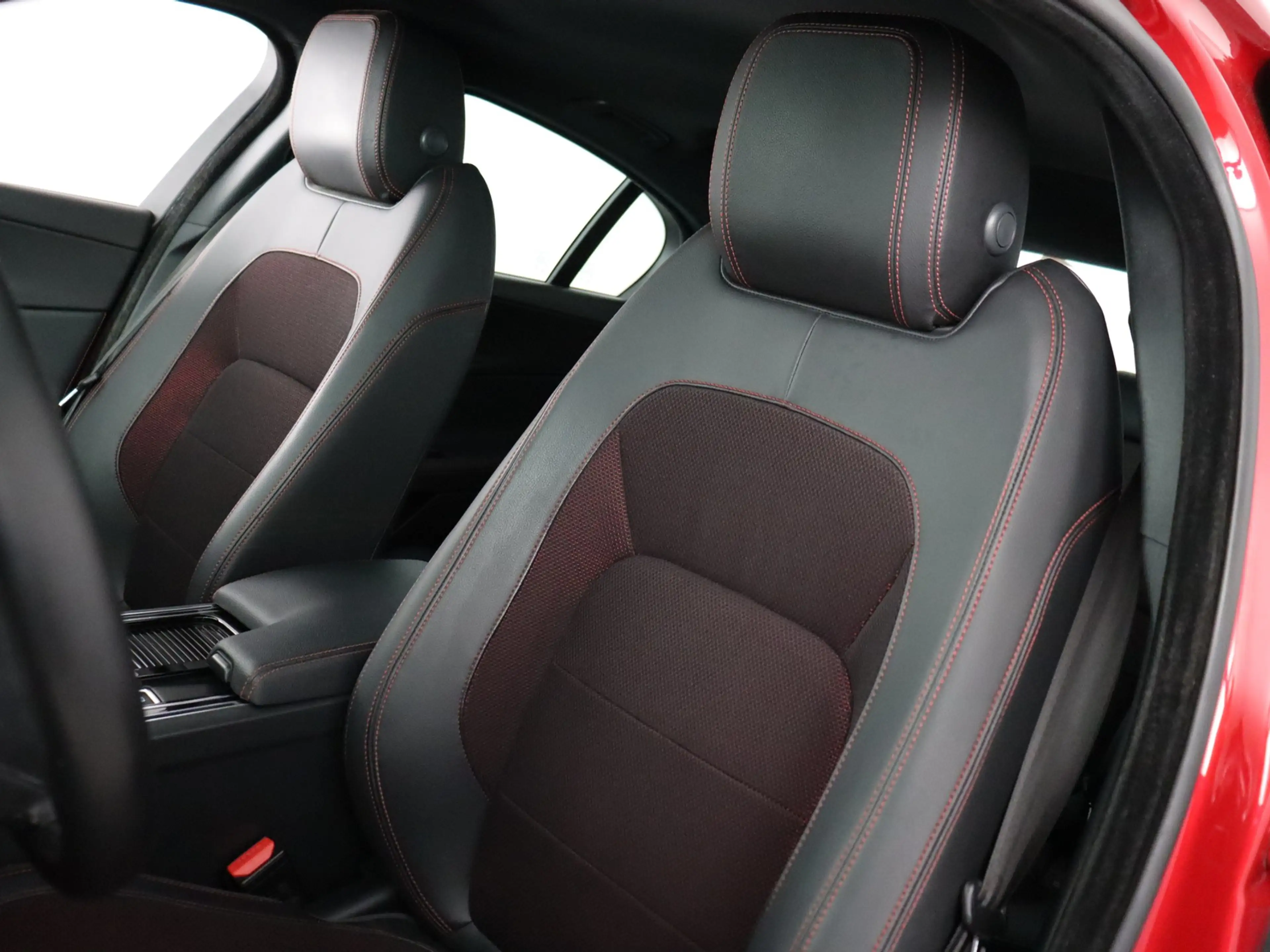 Jaguar XE 2.0t R-Sport (NL-Auto / Camera / Carplay / Navi / — photo 11