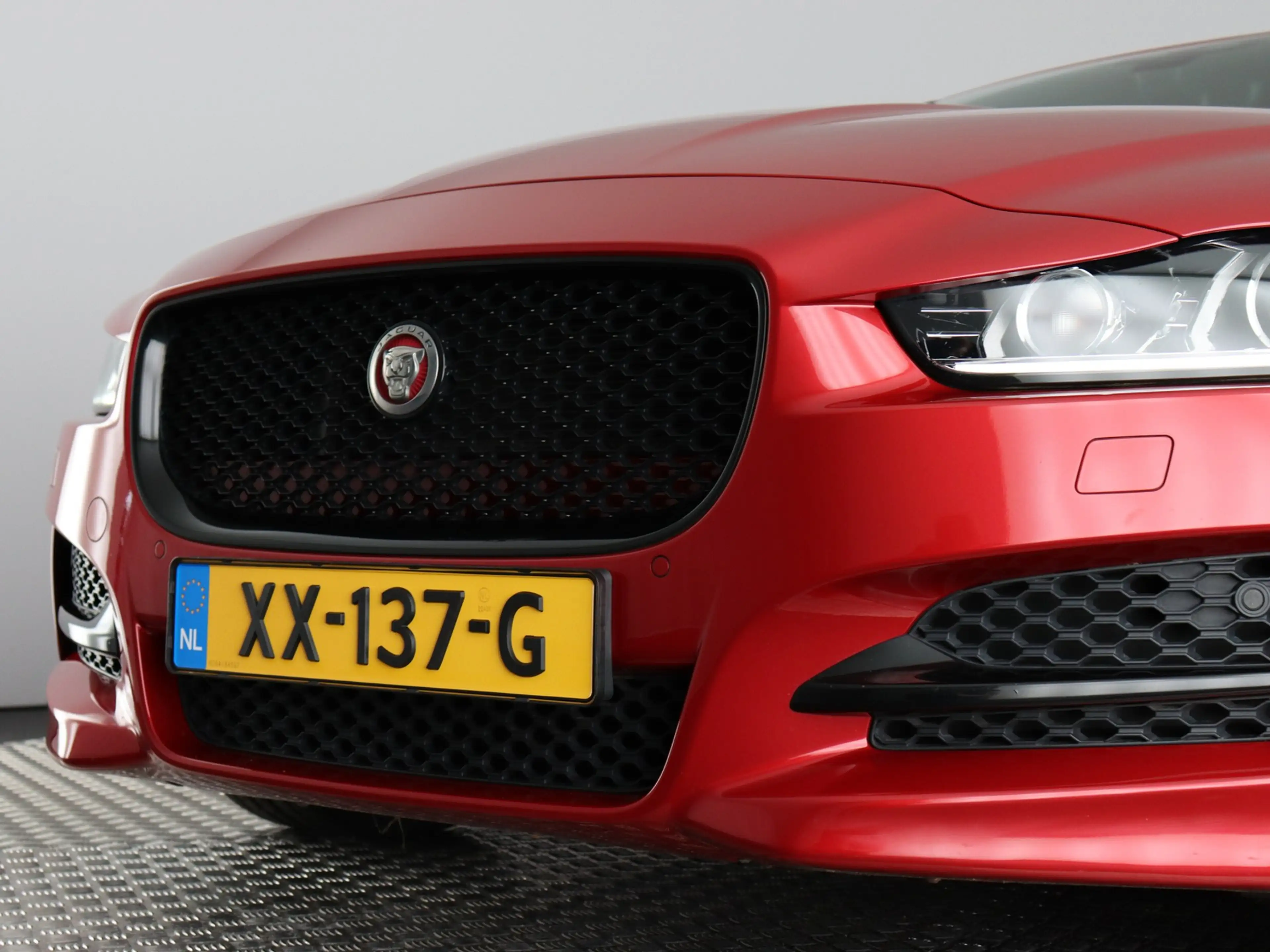 Jaguar XE 2.0t R-Sport (NL-Auto / Camera / Carplay / Navi / — photo 8