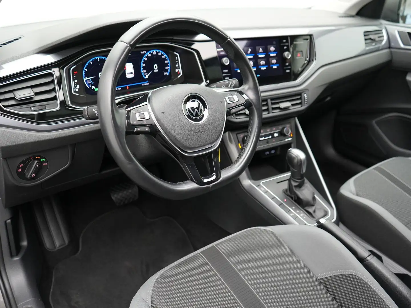 Volkswagen Polo 1.0 TSI 110 pk DSG Highline | Panoramadak | 16 inc Grijs - 2