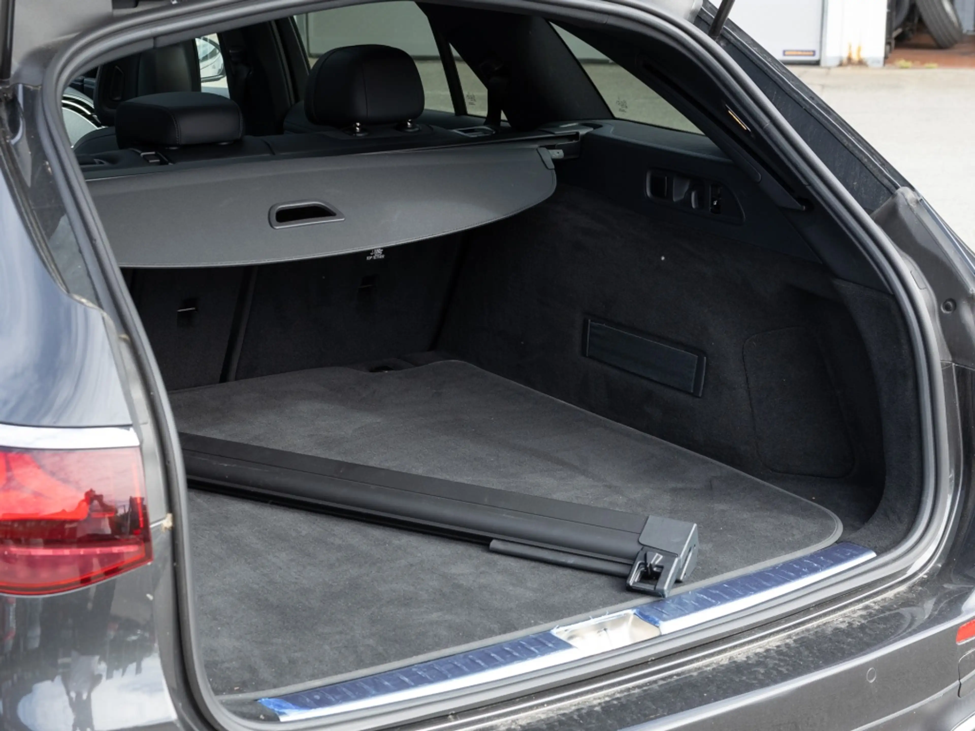 Mercedes-Benz E 220 T d , AMG NIGHT AHK DISTR KAMERA PANO SPUR — photo 9