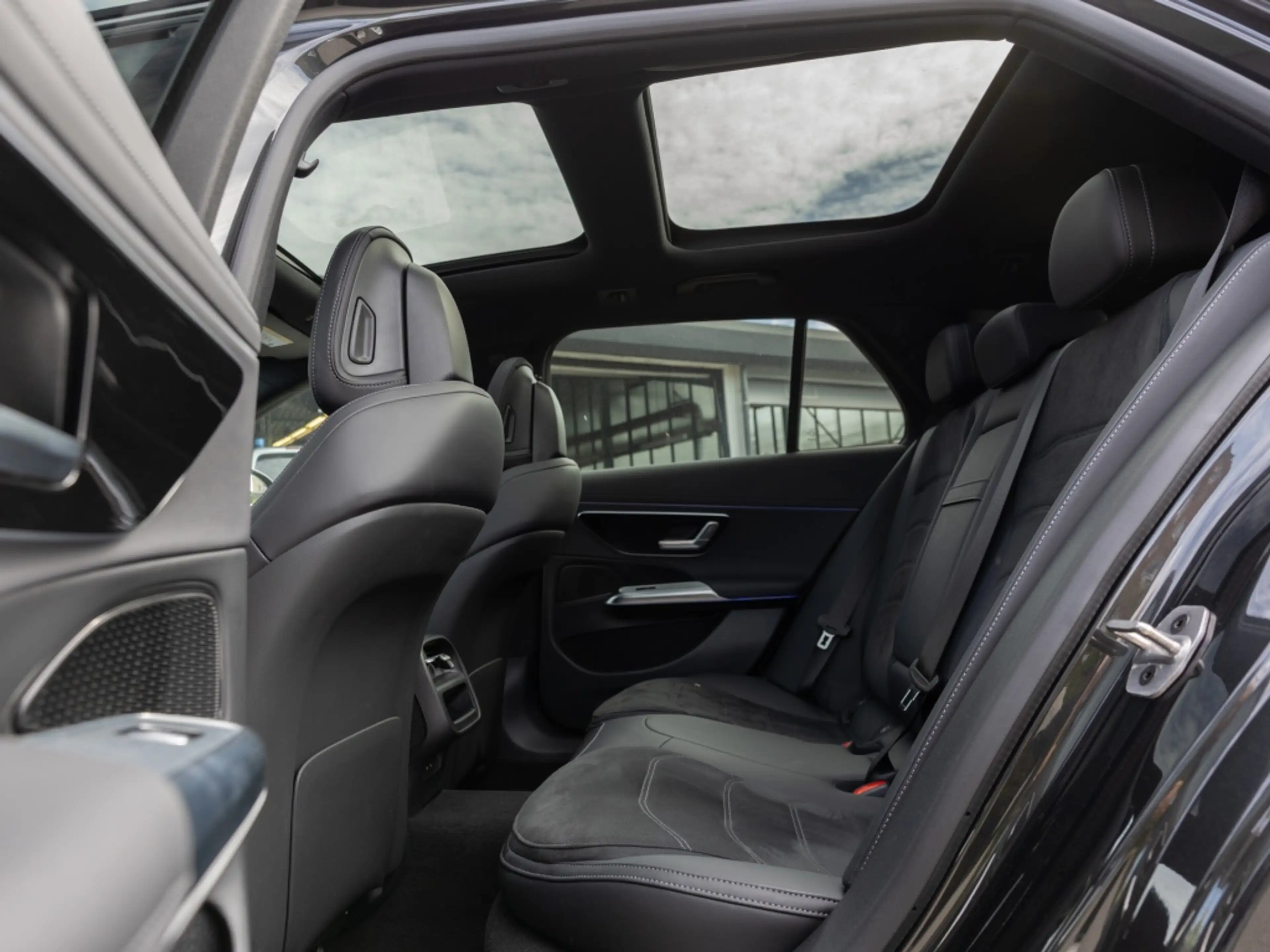 Mercedes-Benz E 220 T d , AMG NIGHT AHK DISTR KAMERA PANO SPUR — photo 8
