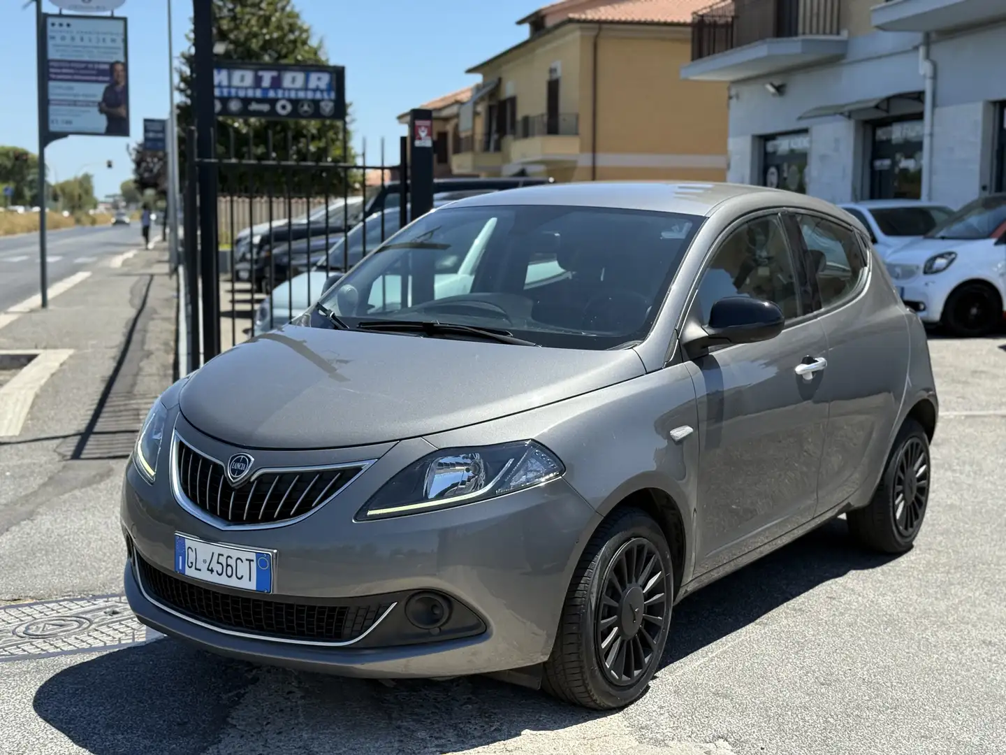 Lancia Ypsilon 1.0 FireFly 70cv Hybrid SILVER UFF. AZIENDALE Gris - 1