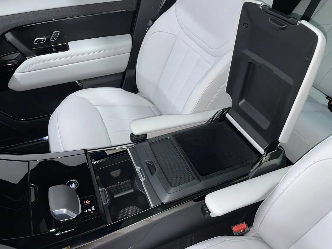 Land Rover Range Rover Sport снимка Land Rover Range Rover Sport