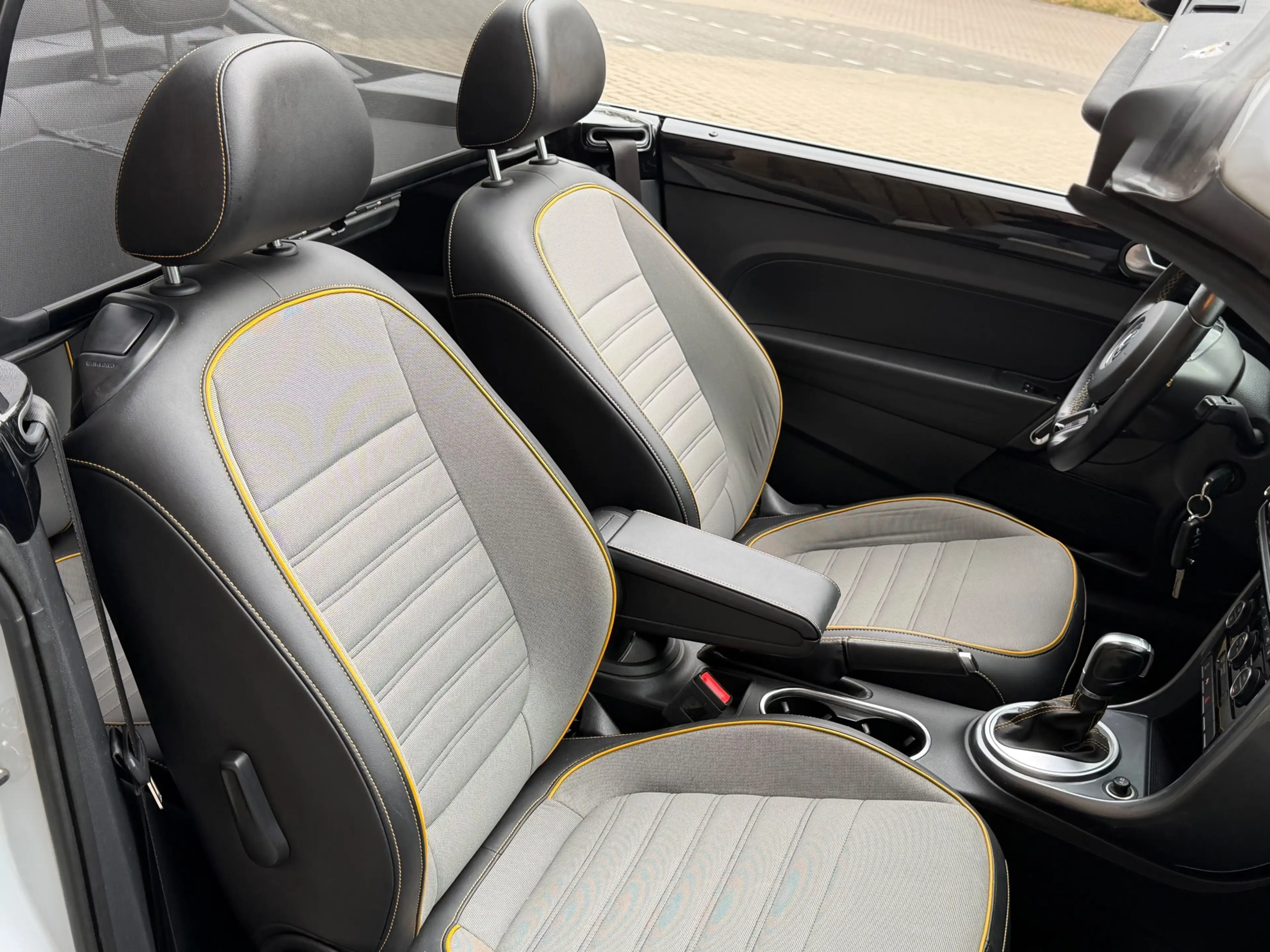 Volkswagen Beetle Cabriolet 1.4 TSI Dune / White Silver / — photo 6