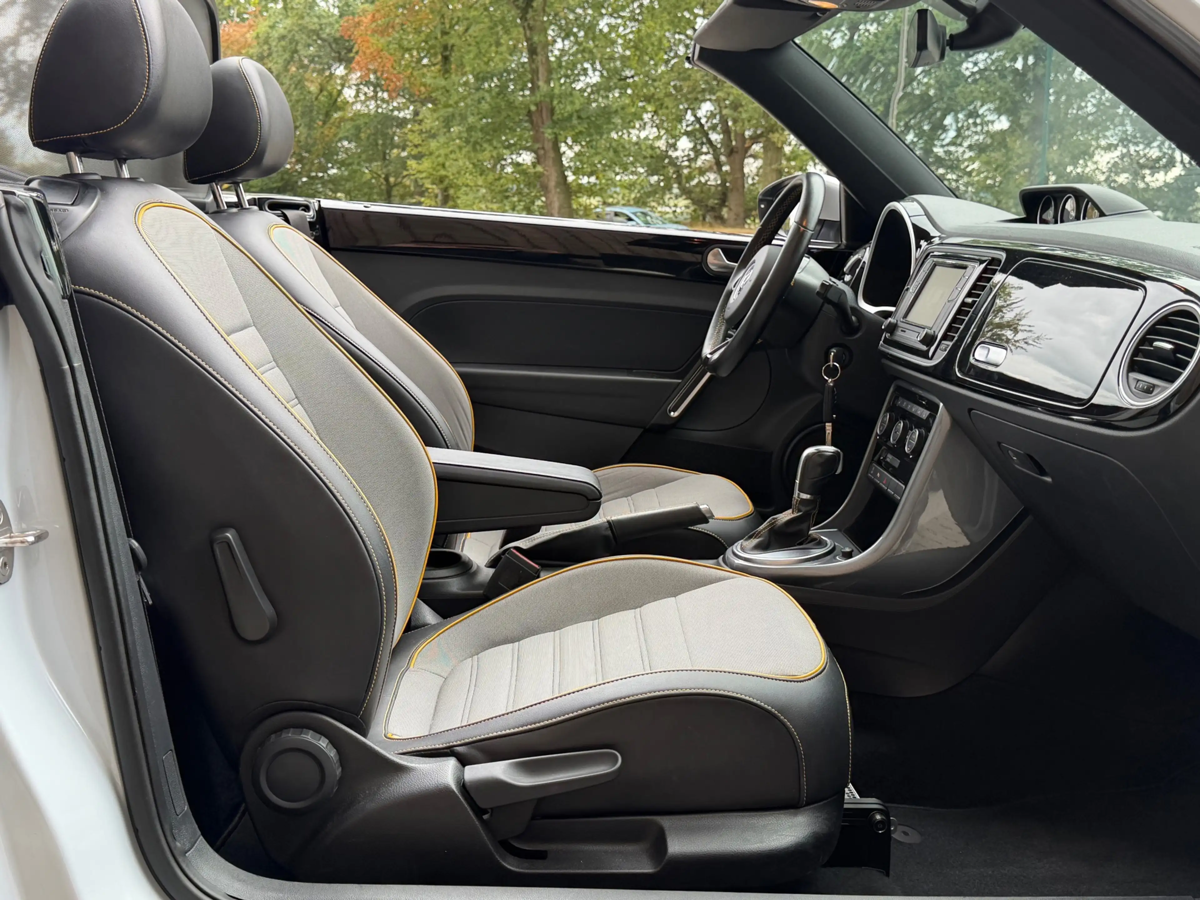 Volkswagen Beetle Cabriolet 1.4 TSI Dune / White Silver / — photo 5