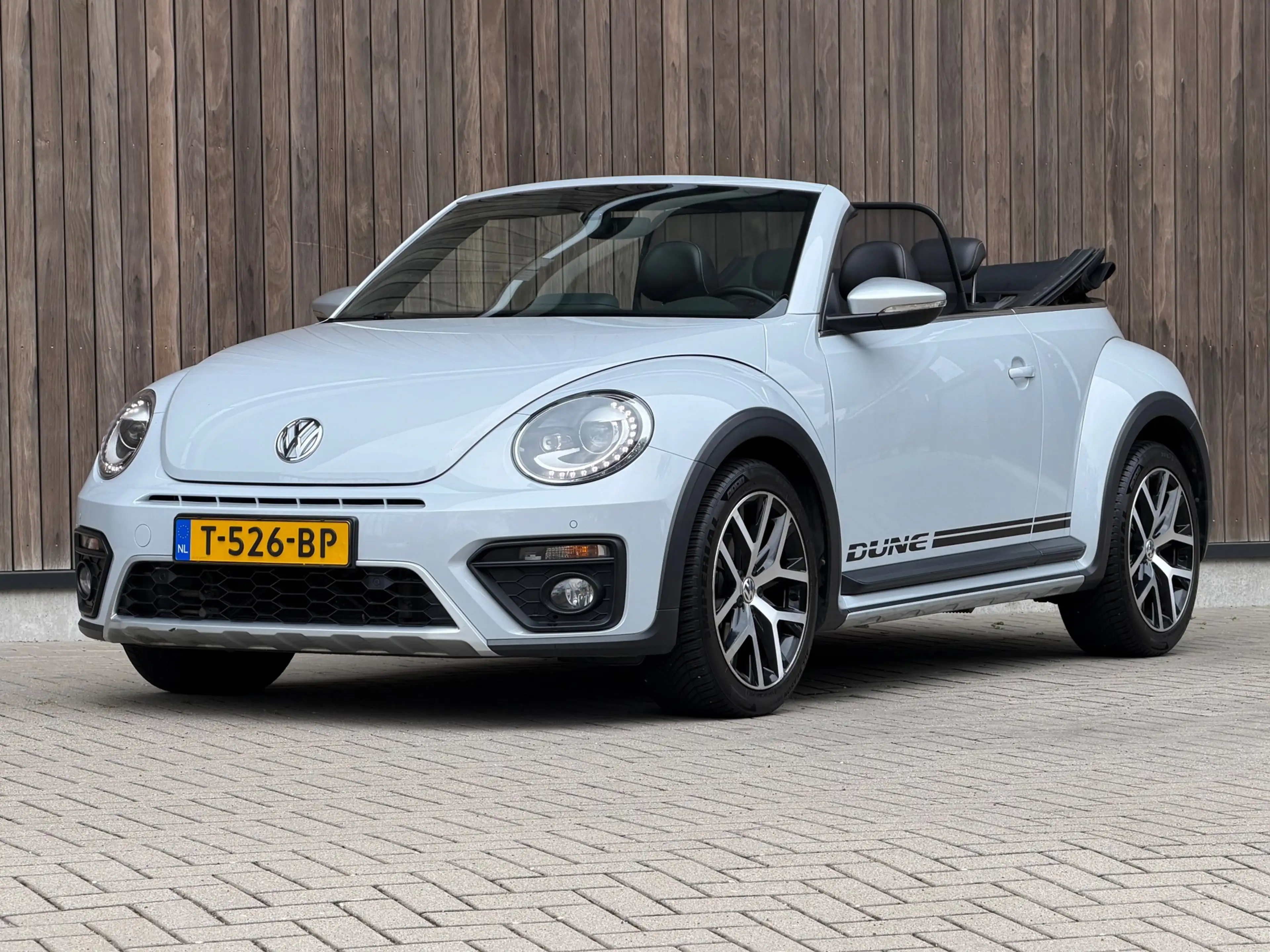 Volkswagen Beetle Cabriolet 1.4 TSI Dune / White Silver / — photo 2