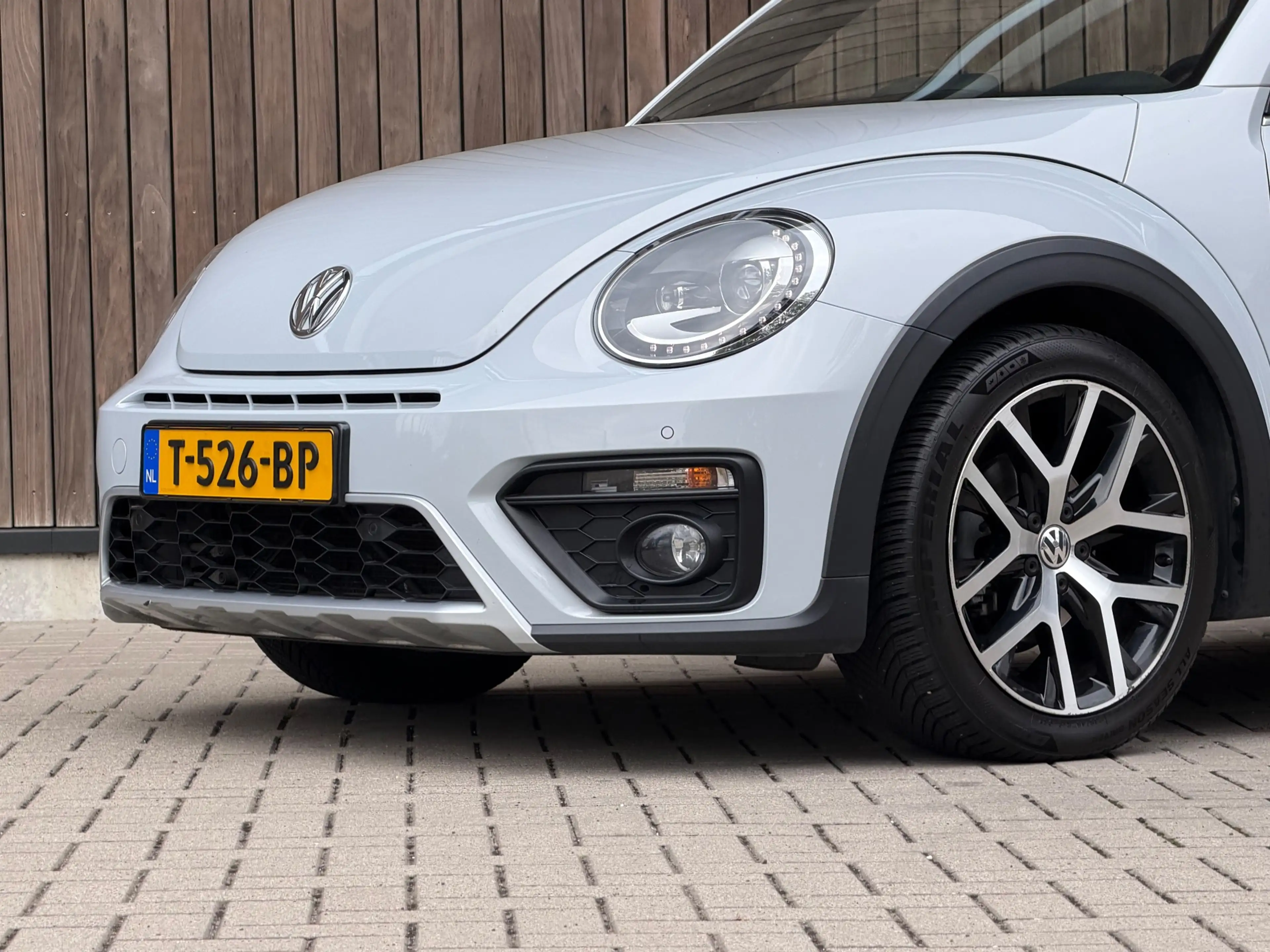 Volkswagen Beetle Cabriolet 1.4 TSI Dune / White Silver / — photo 3