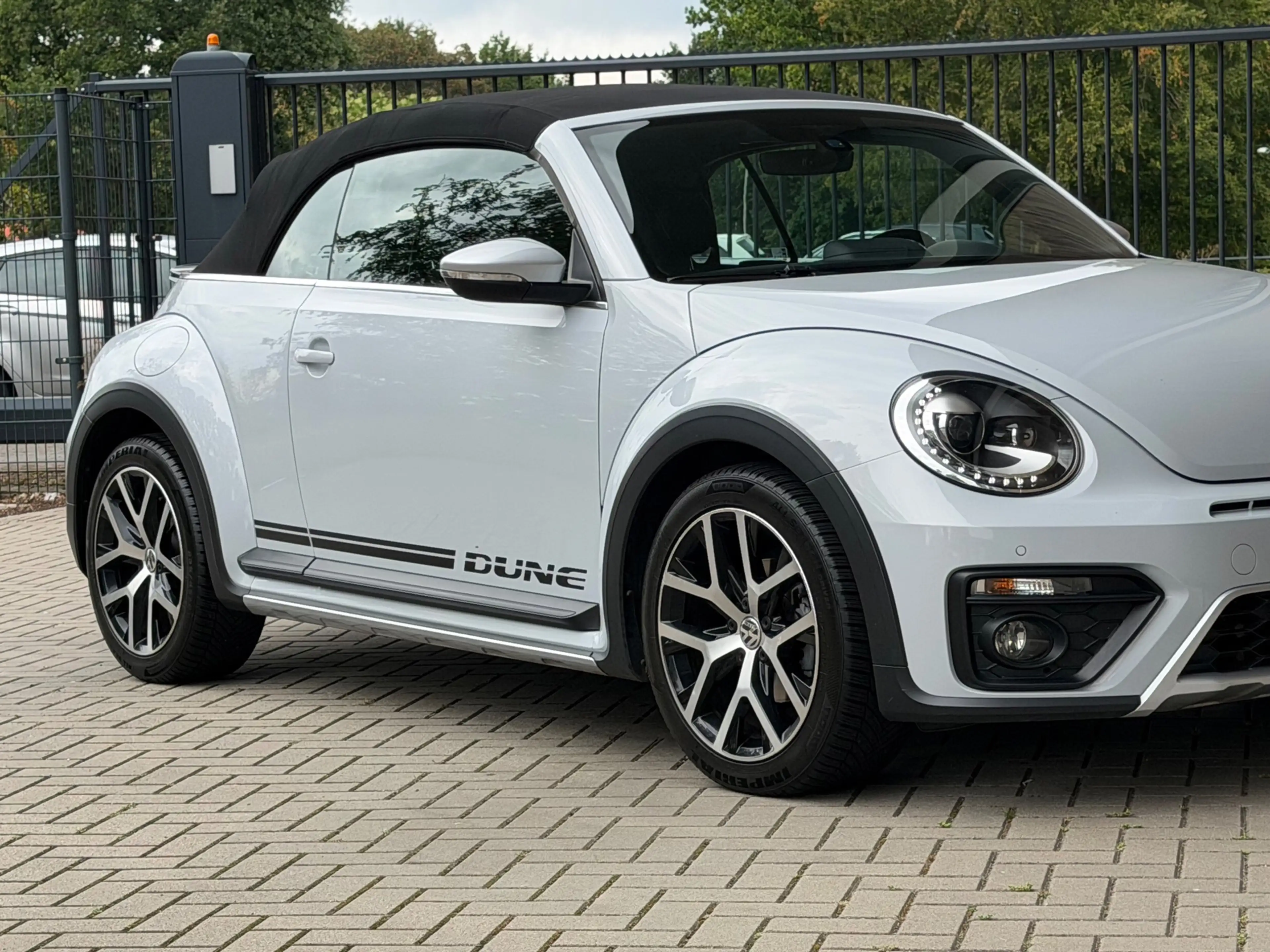 Volkswagen Beetle Cabriolet 1.4 TSI Dune / White Silver / — photo 23