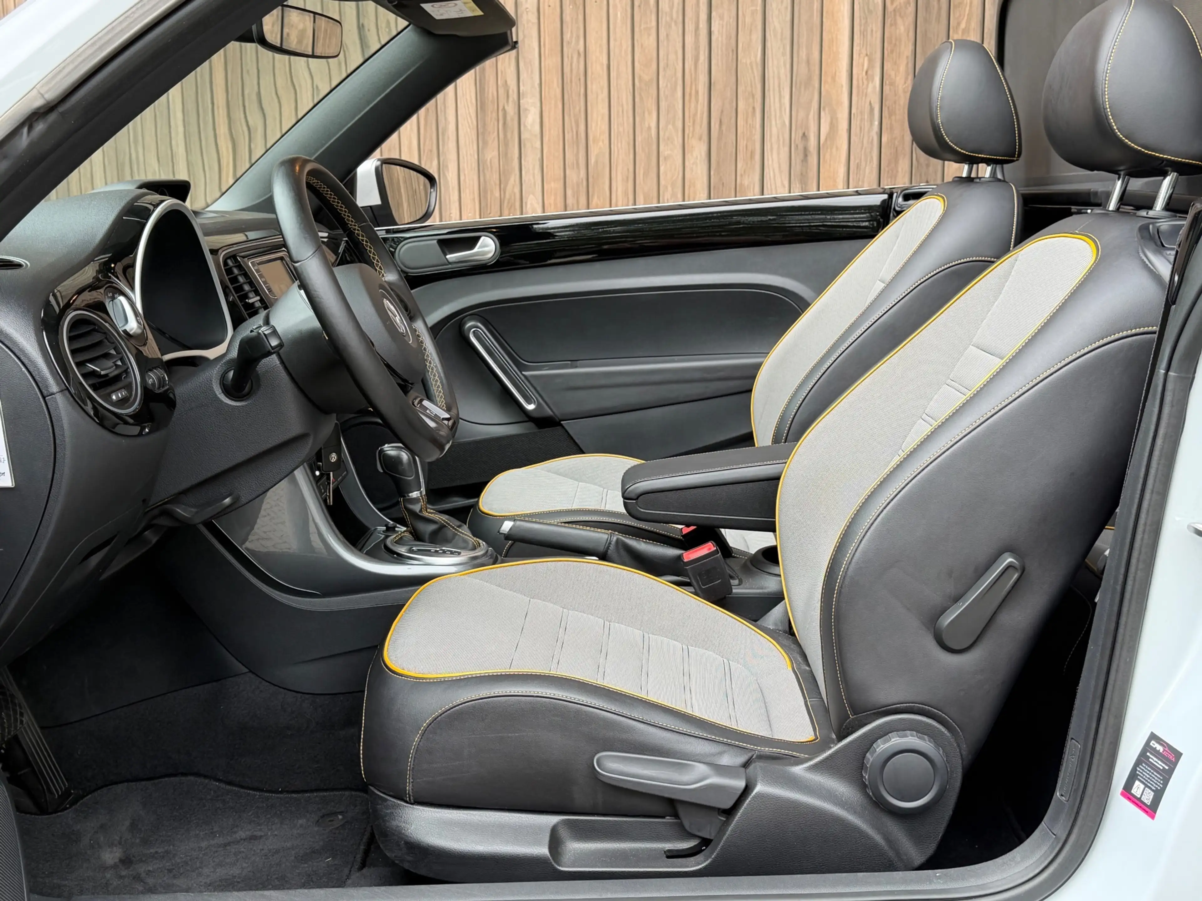 Volkswagen Beetle Cabriolet 1.4 TSI Dune / White Silver / — photo 11