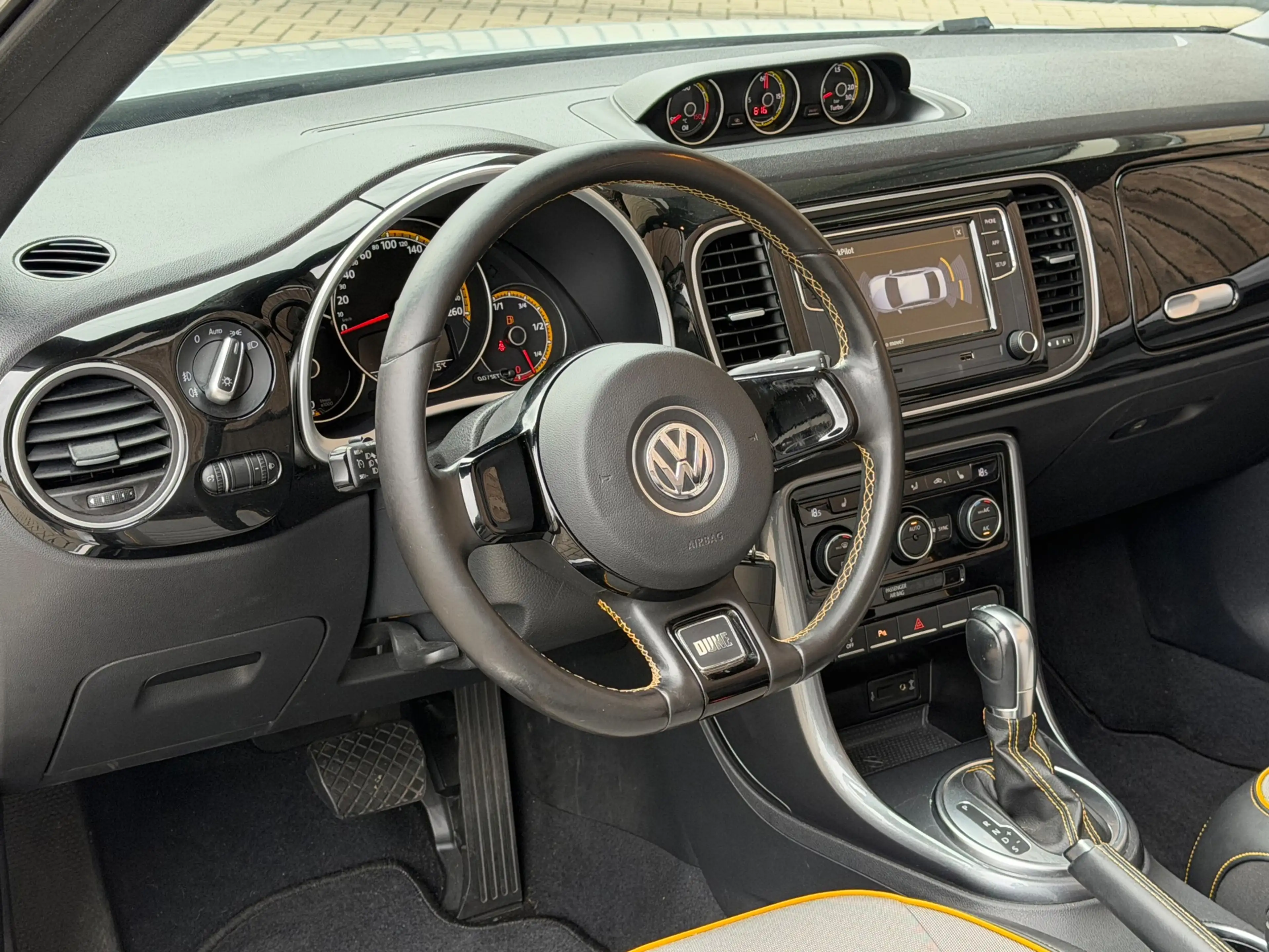 Volkswagen Beetle Cabriolet 1.4 TSI Dune / White Silver / — photo 12