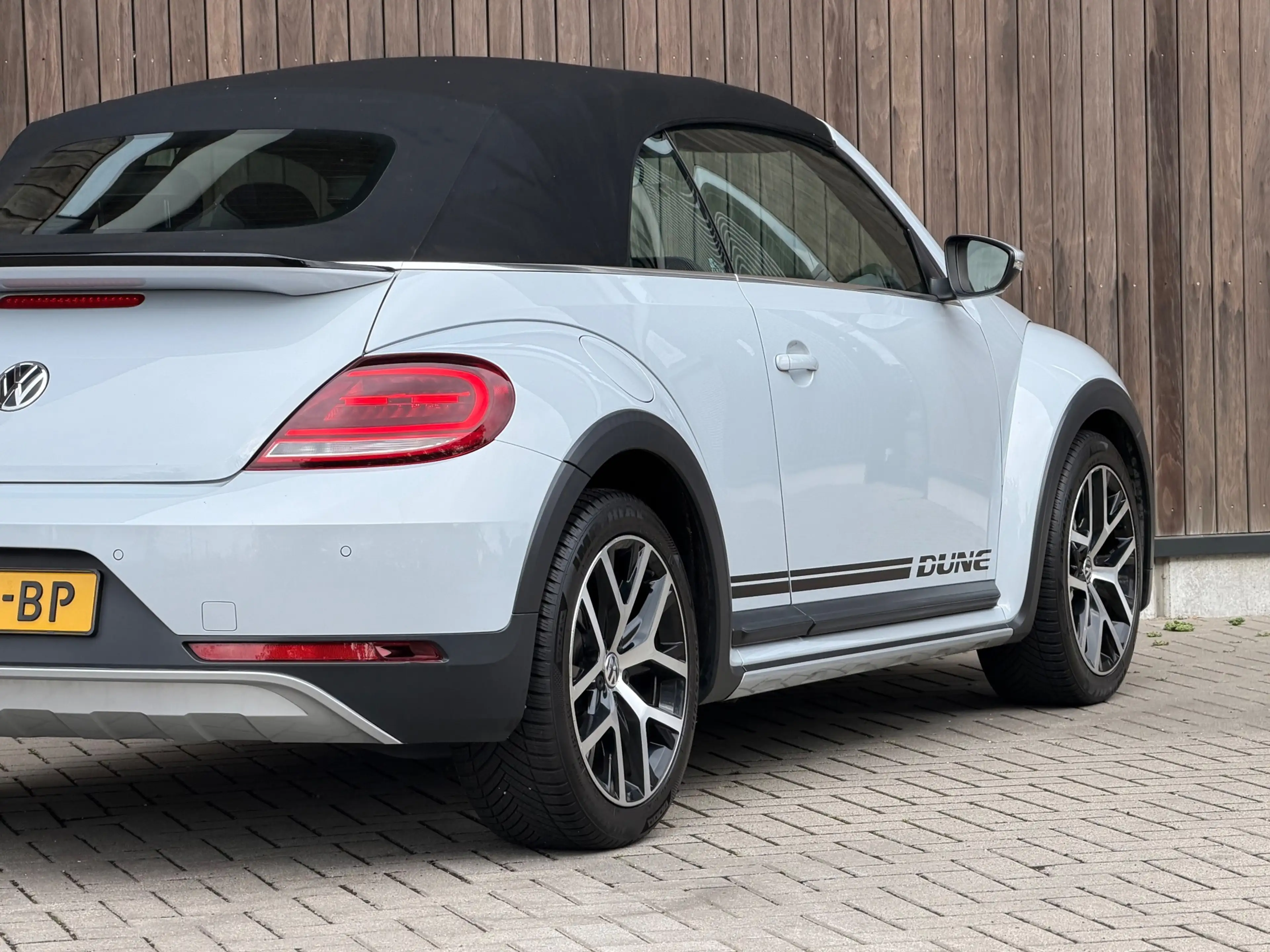 Volkswagen Beetle Cabriolet 1.4 TSI Dune / White Silver / — photo 21