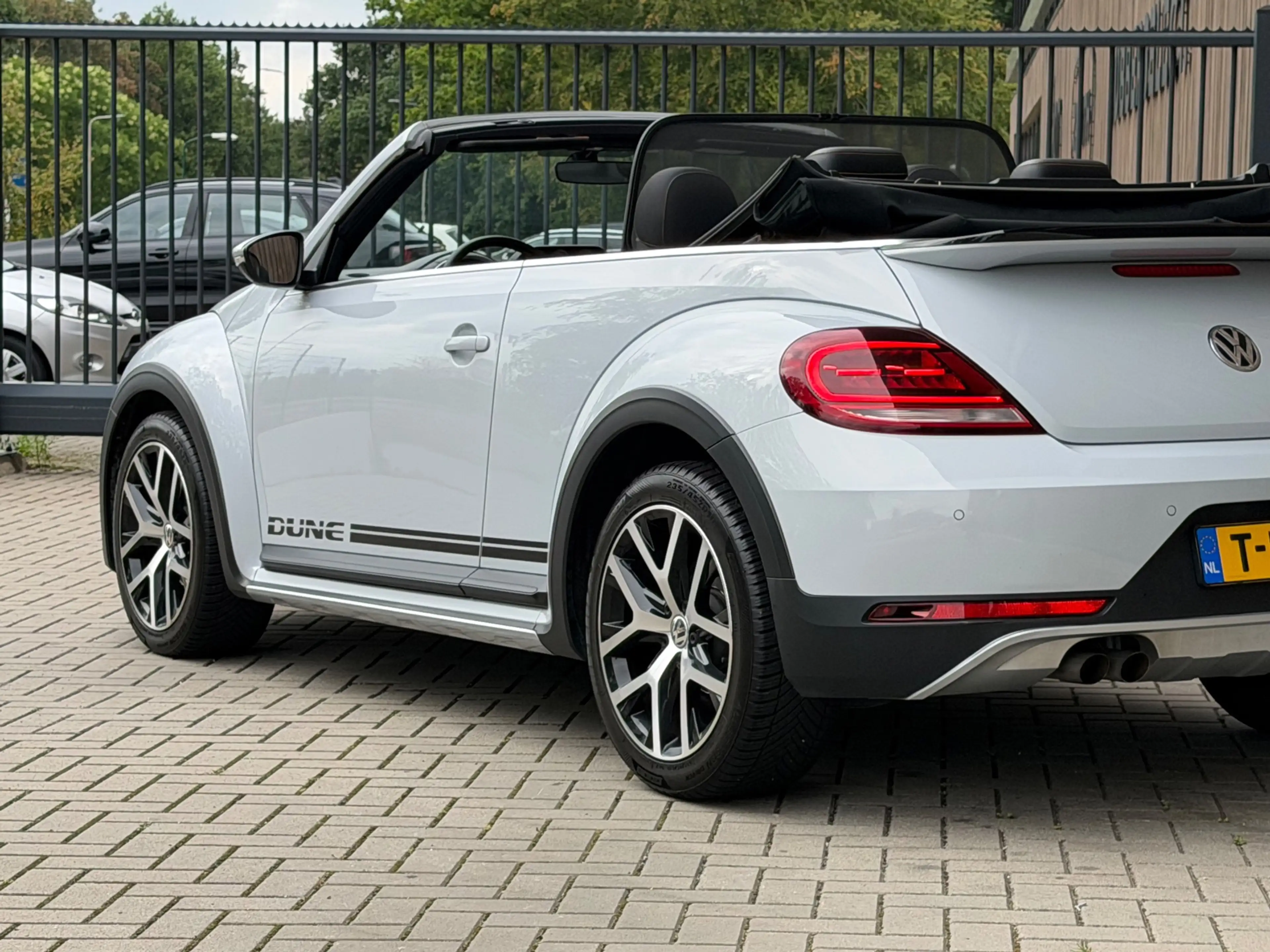 Volkswagen Beetle Cabriolet 1.4 TSI Dune / White Silver / — photo 9