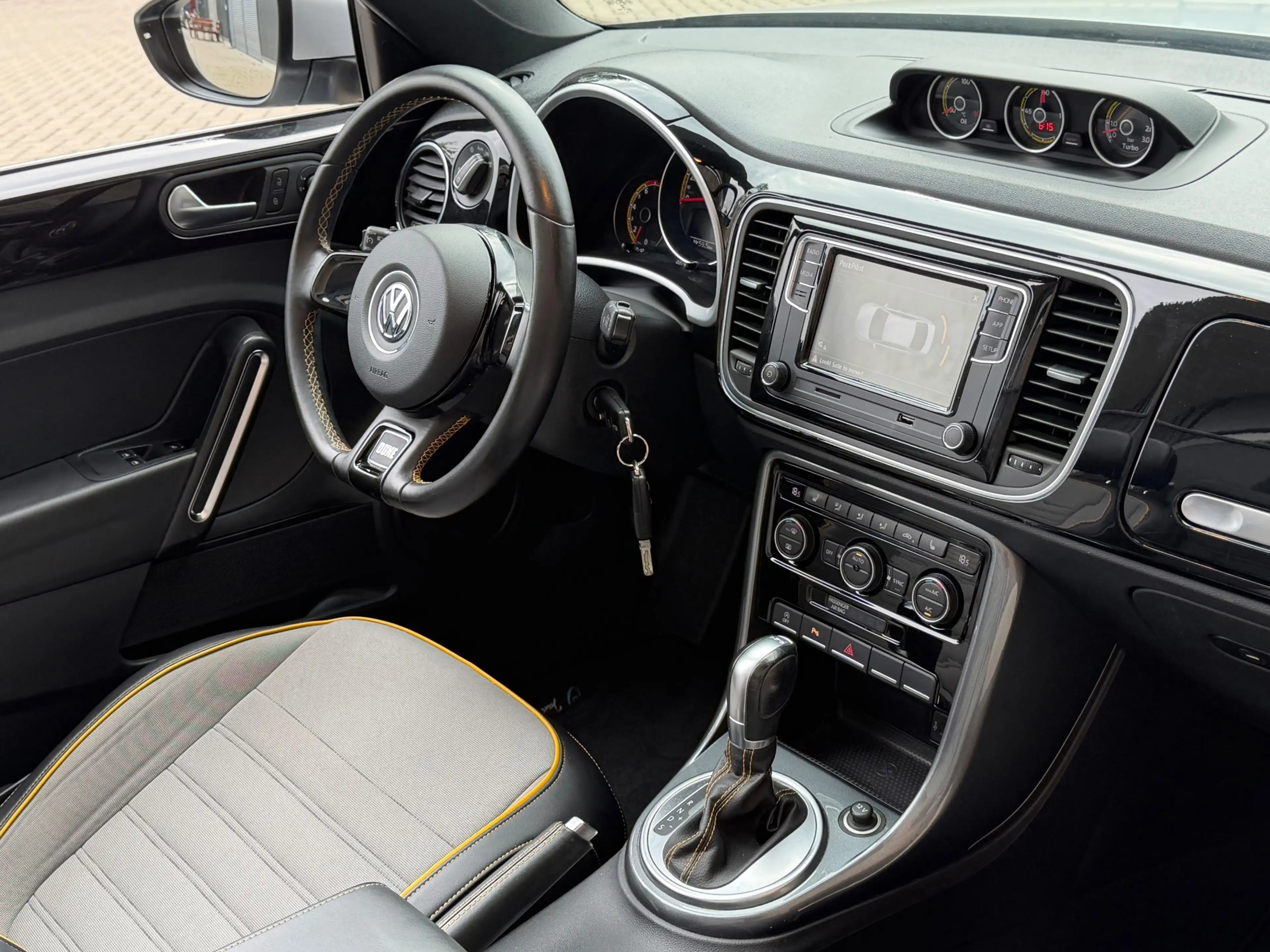 Volkswagen Beetle Cabriolet 1.4 TSI Dune / White Silver / — photo 7