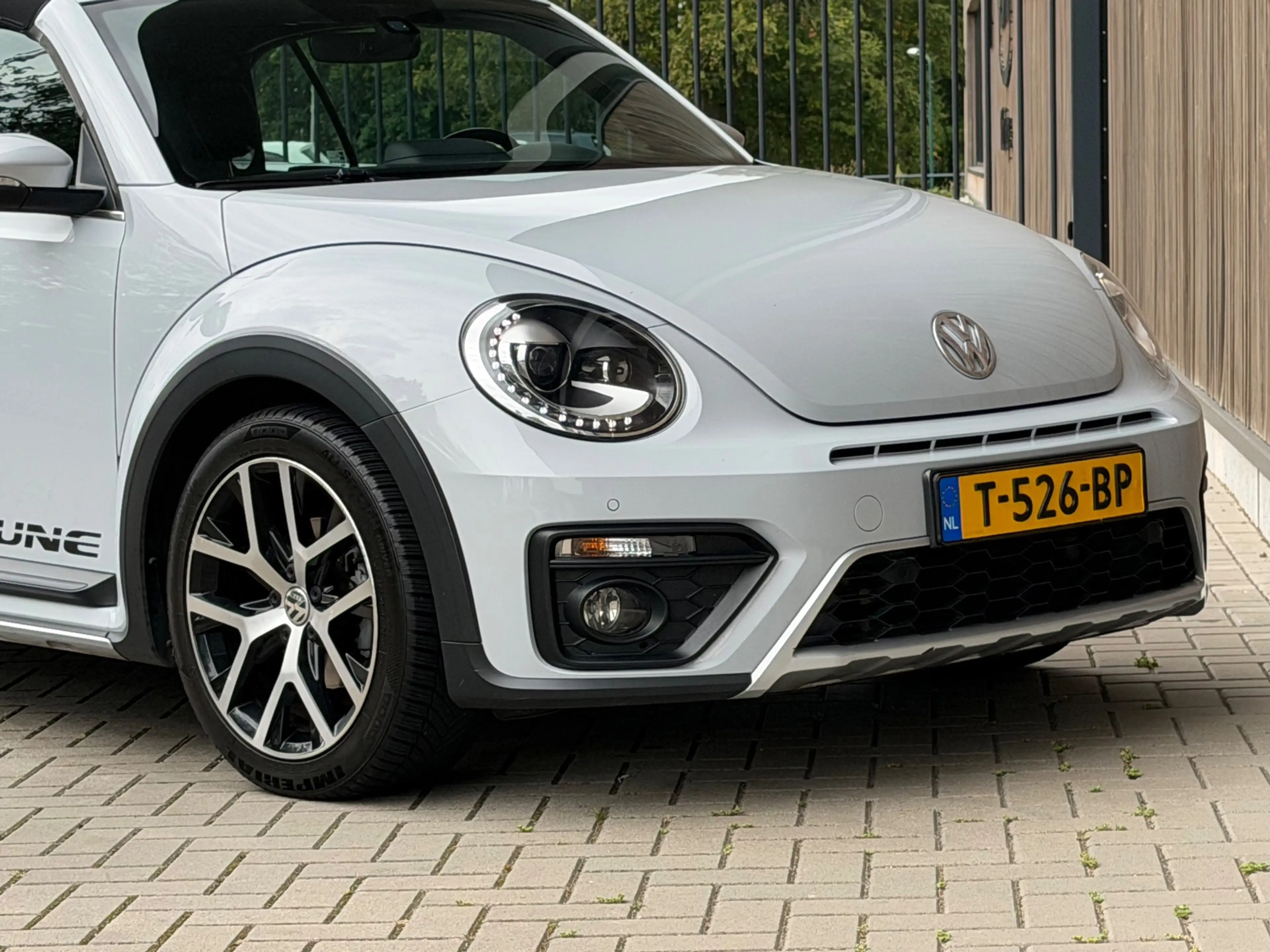 Volkswagen Beetle Cabriolet 1.4 TSI Dune / White Silver / — photo 24