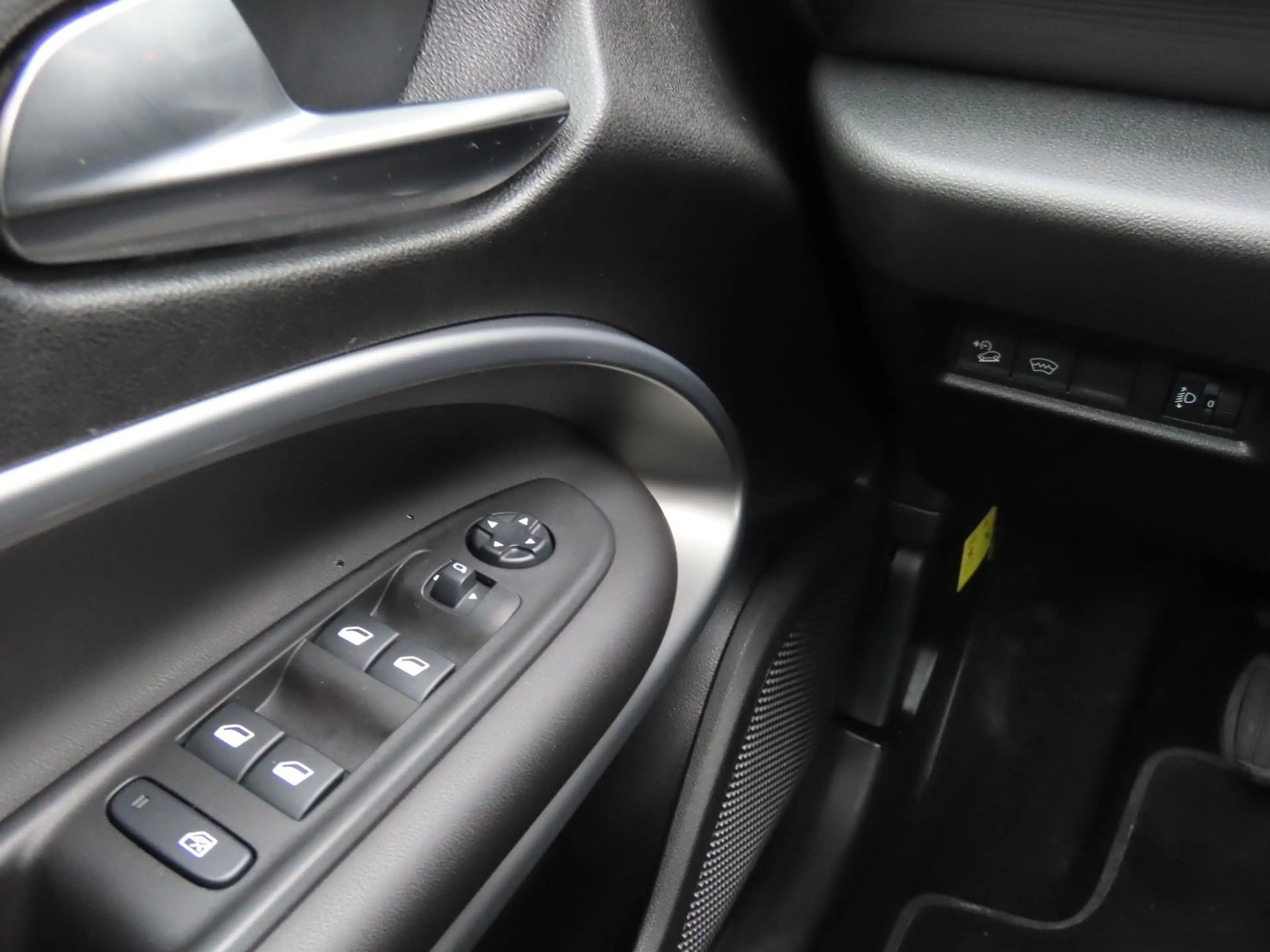 Jeep Avenger 1.2 GSE T3 GDI Klima Navi CarPlay — photo 15