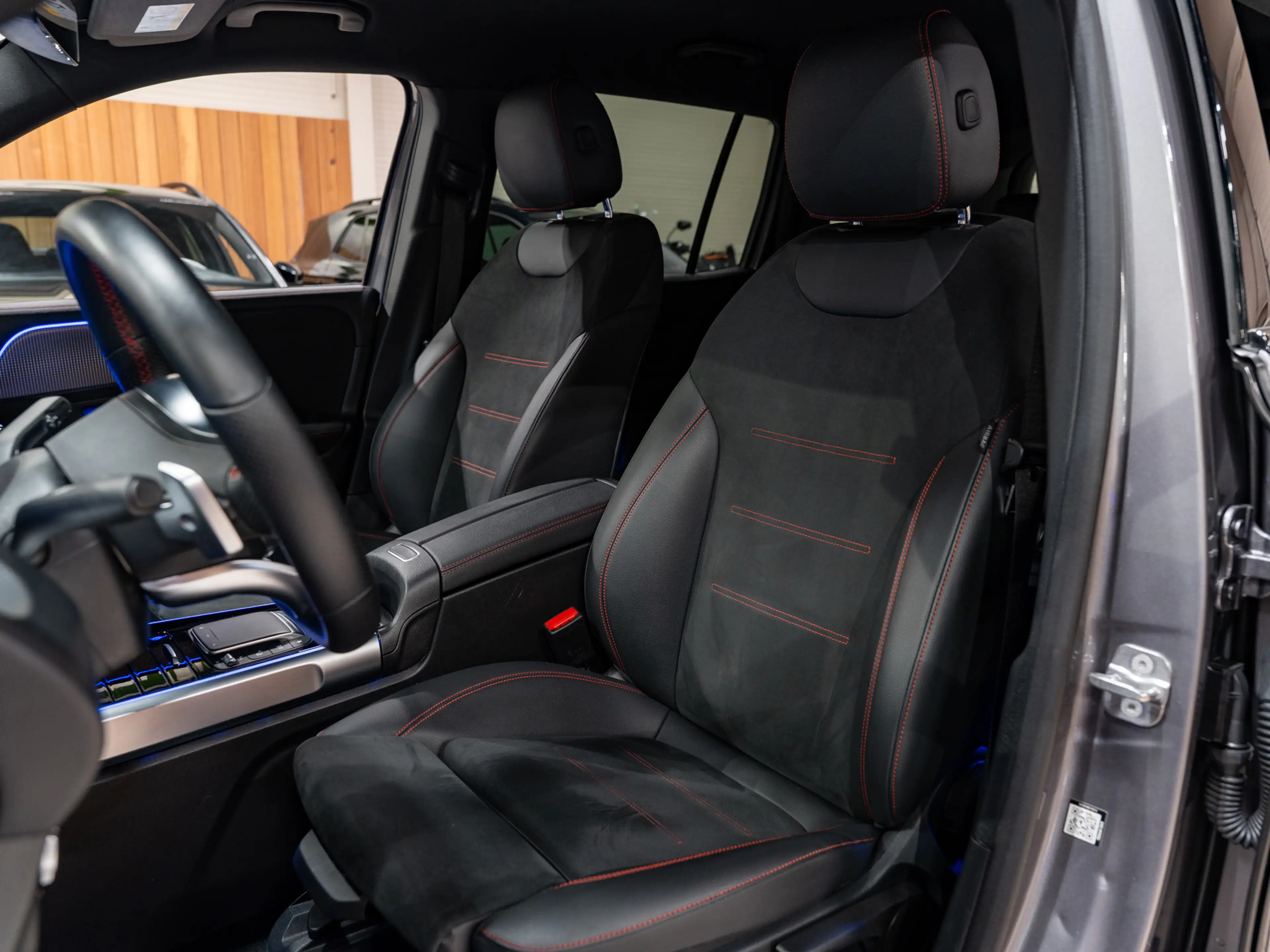 Mercedes-Benz EQB 250 AMG Line 67 kWh, Night Pakket, Wide Screen, Ambiën — photo 7