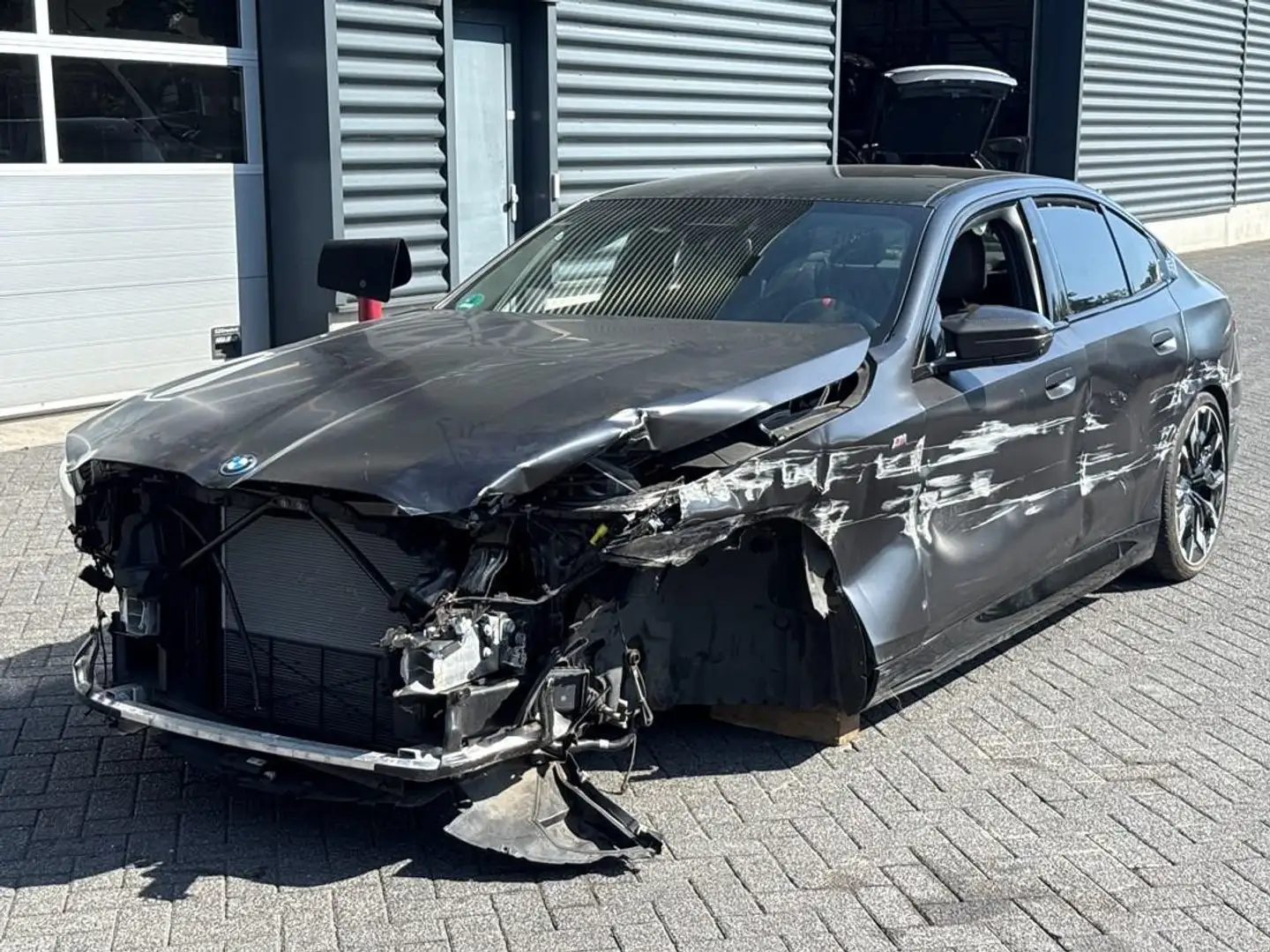 BMW i5 M60 xDrive 84 kWh panoramadak, carplay, 360 camera Zwart - 2