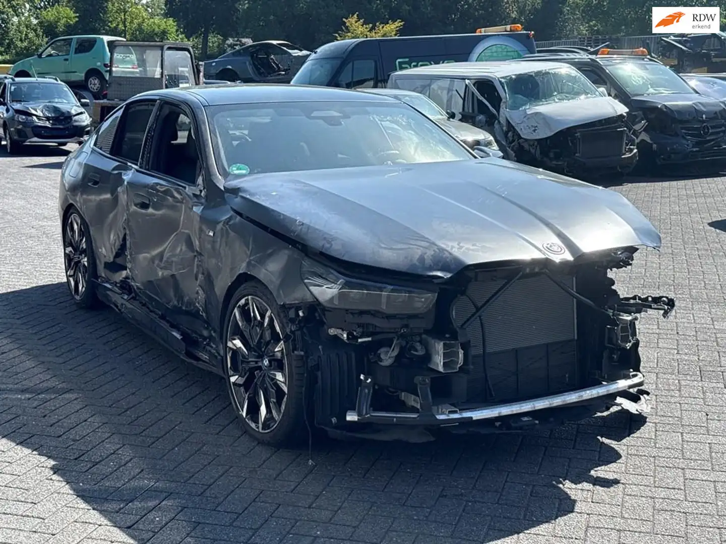 BMW i5 M60 xDrive 84 kWh panoramadak, carplay, 360 camera Zwart - 1