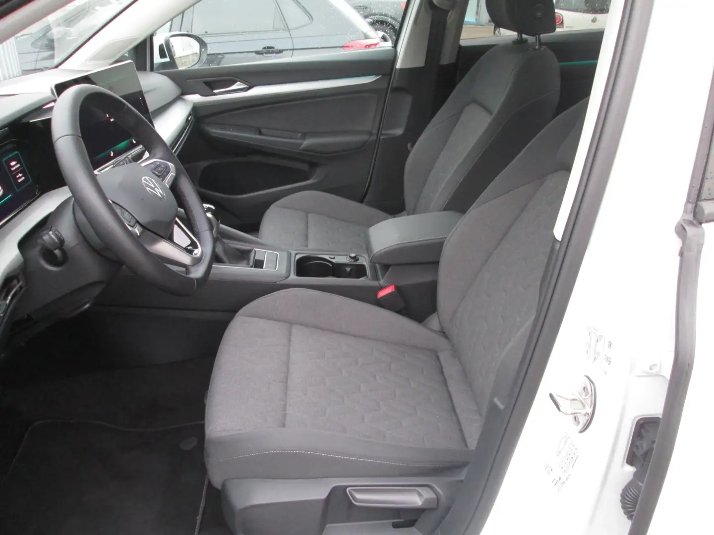 Volkswagen Golf 1.5 TSI 85 kW Life 6Gang AHK LED SHZG PANORAMADACH Weiß - 2