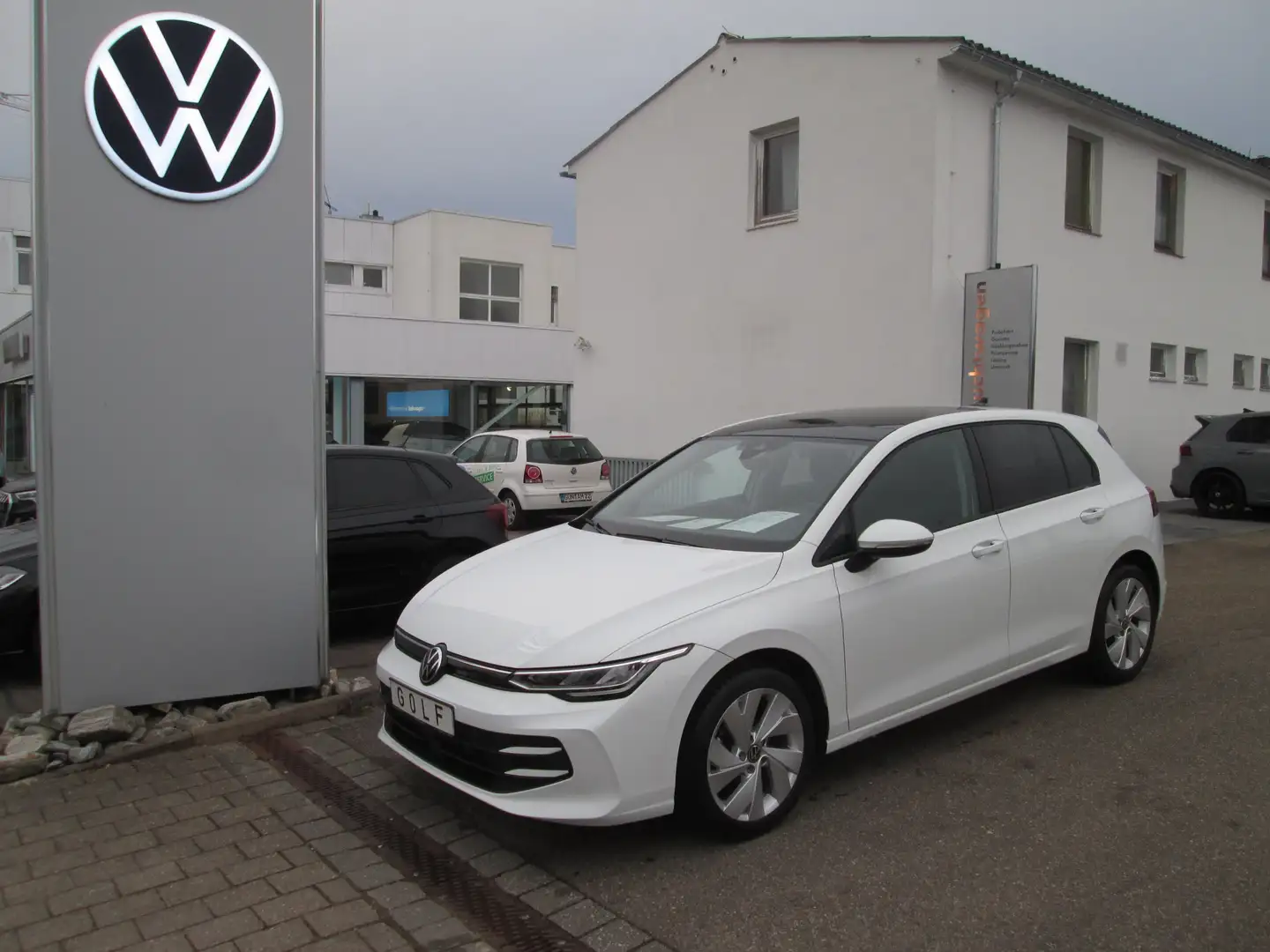 Volkswagen Golf 1.5 TSI 85 kW Life 6Gang AHK LED SHZG PANORAMADACH Weiß - 1
