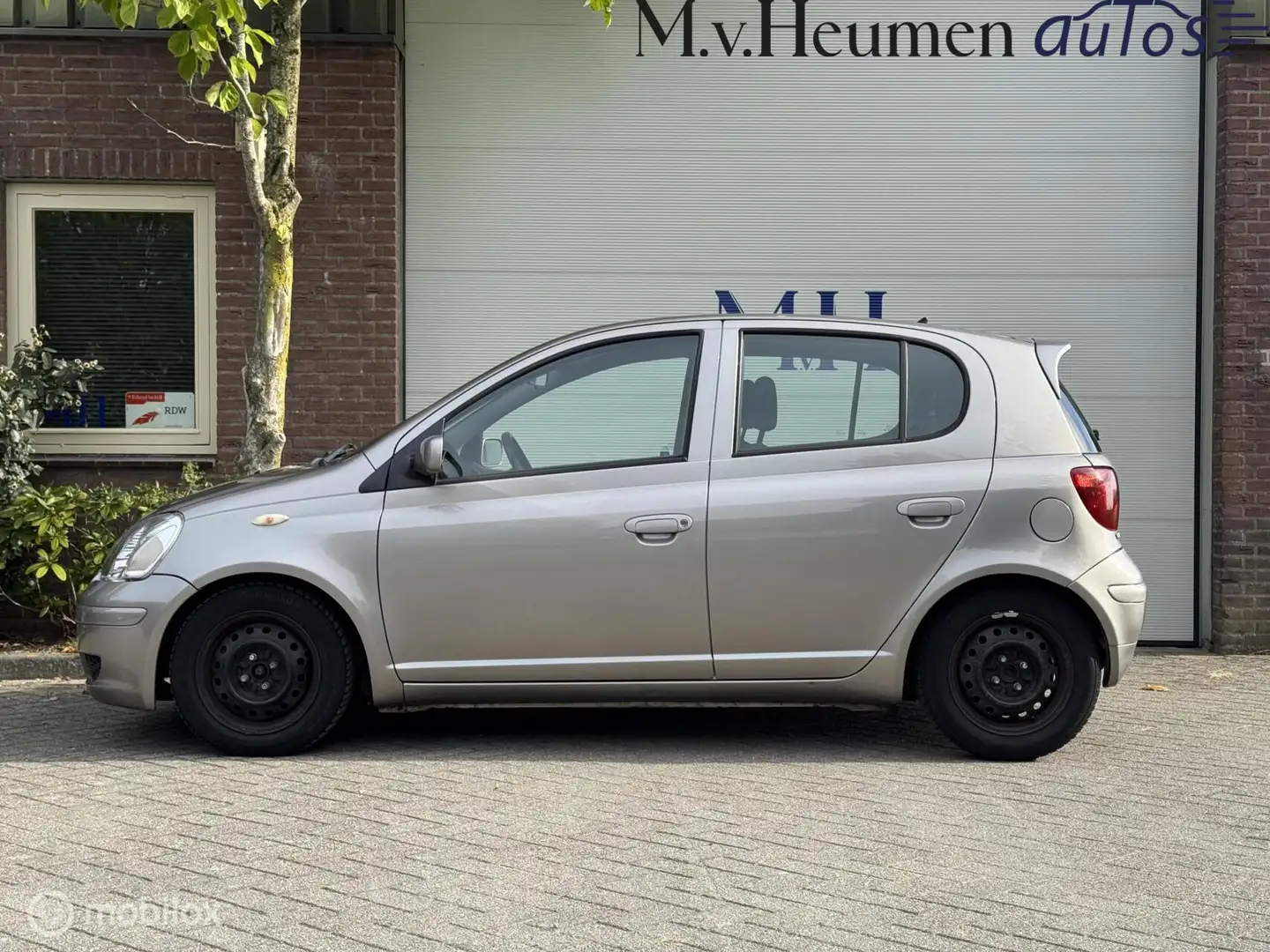 Toyota Yaris 1.3 16v VVT-i 87PK TTE Airco Sport Nette Auto Grau - 2