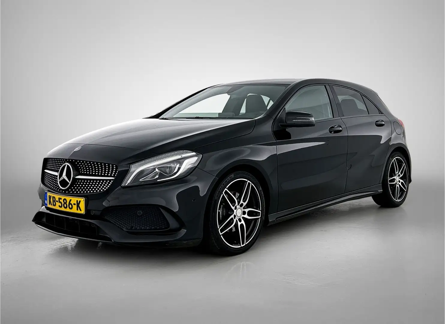 Mercedes-Benz A 180 AMG Night Edition Plus Navigatie | PDC | Trekhaak Schwarz - 1