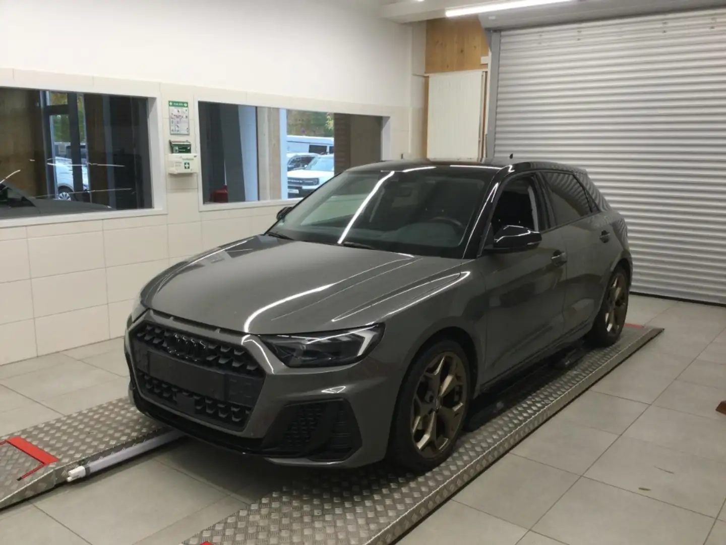 Audi A1 Sportback 30 TFSI edition one 18'' PDC DSP SHZ Grau - 1