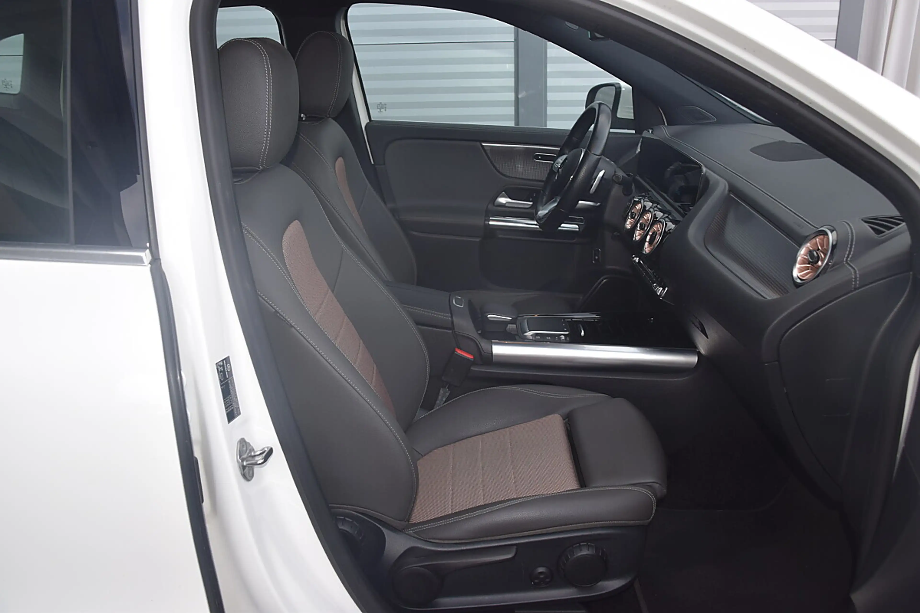 Mercedes-Benz EQA 250 66,5 kWh Aut. LED/NAVI/RFK / NETTO: 23.650 € — photo 15