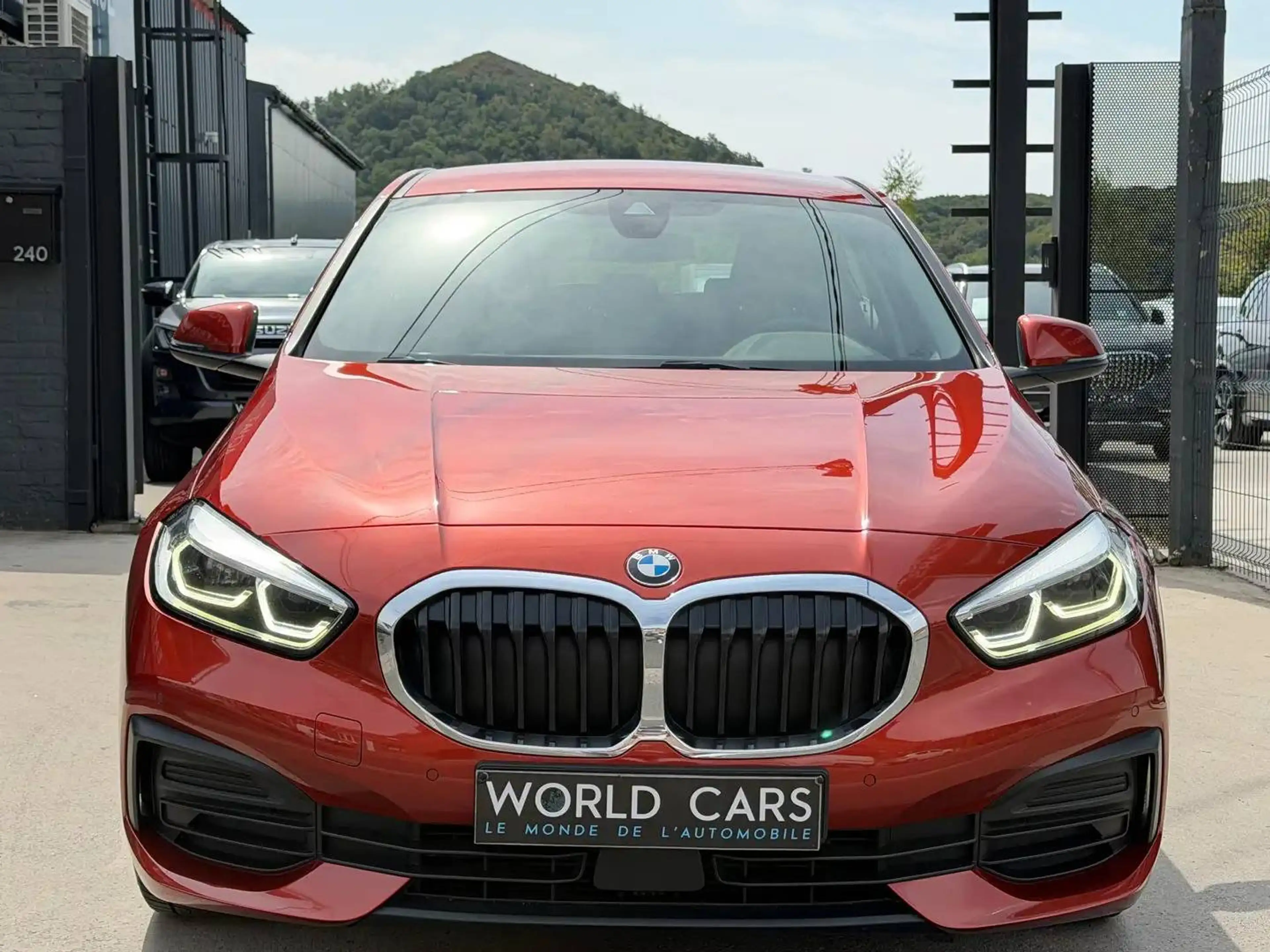 BMW 118 118i - 1ER PROPRIETAIRE - FULL LED - NAVIGATION - CRUISE - CARPLAY - VOLANT CHAUFF. - GARANTIE 12 MOIS — photo 2