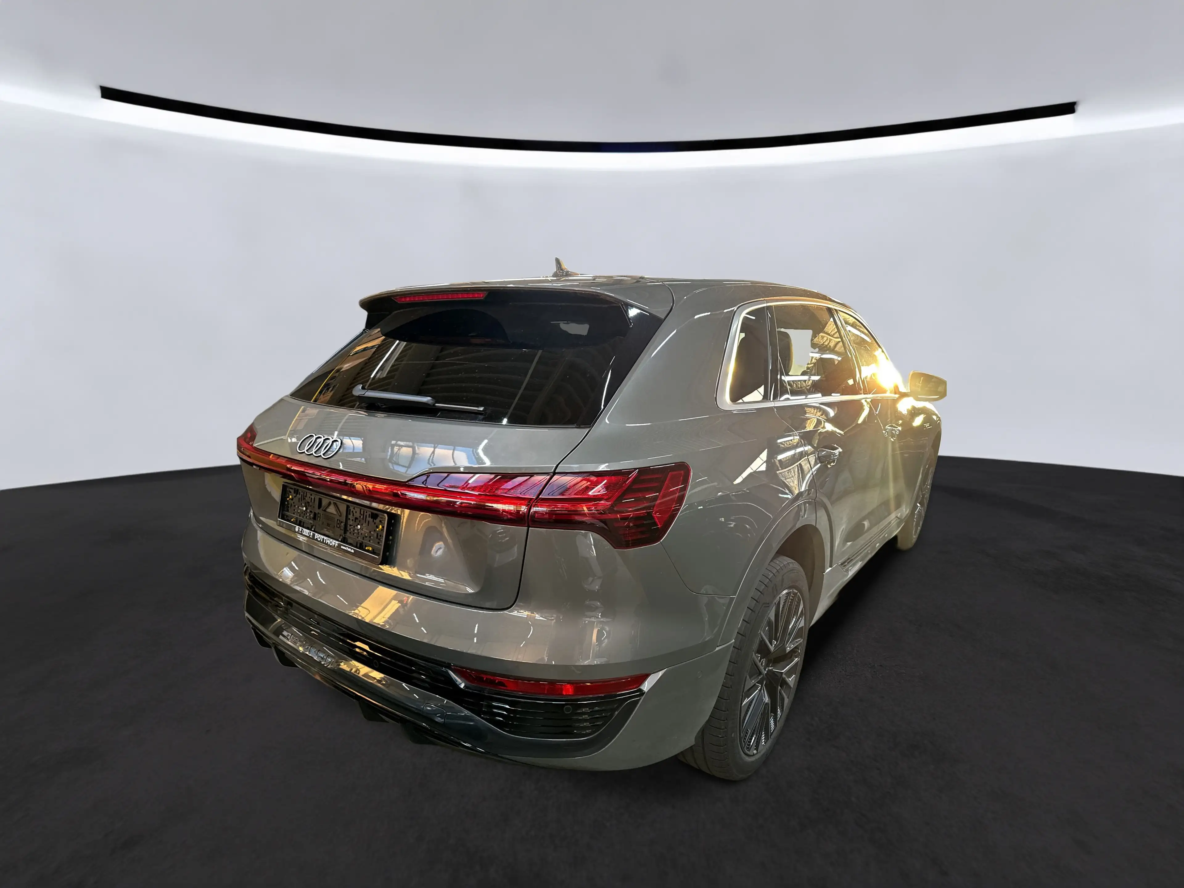 Audi Q8 e-tron 55 quattro S line AHK/MATRIX/LEDER/114kWh — photo 4