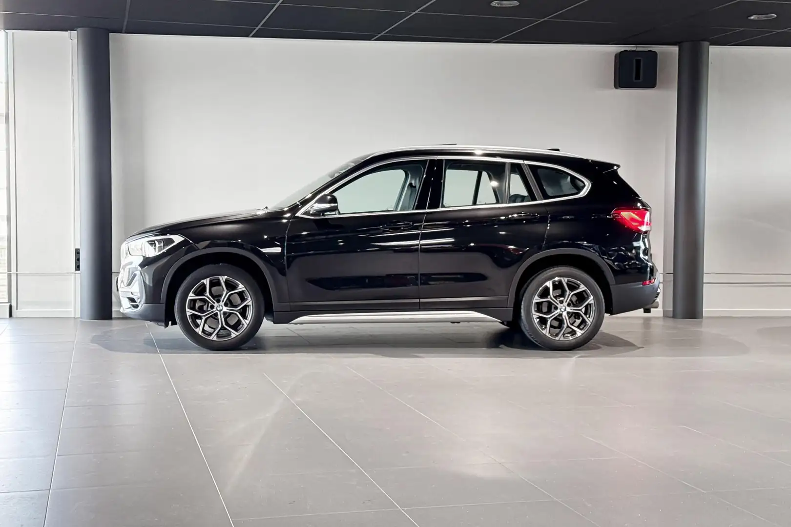 BMW X1 sDrive20i Executive Edition | Glazen Panoramadak | Schwarz - 2