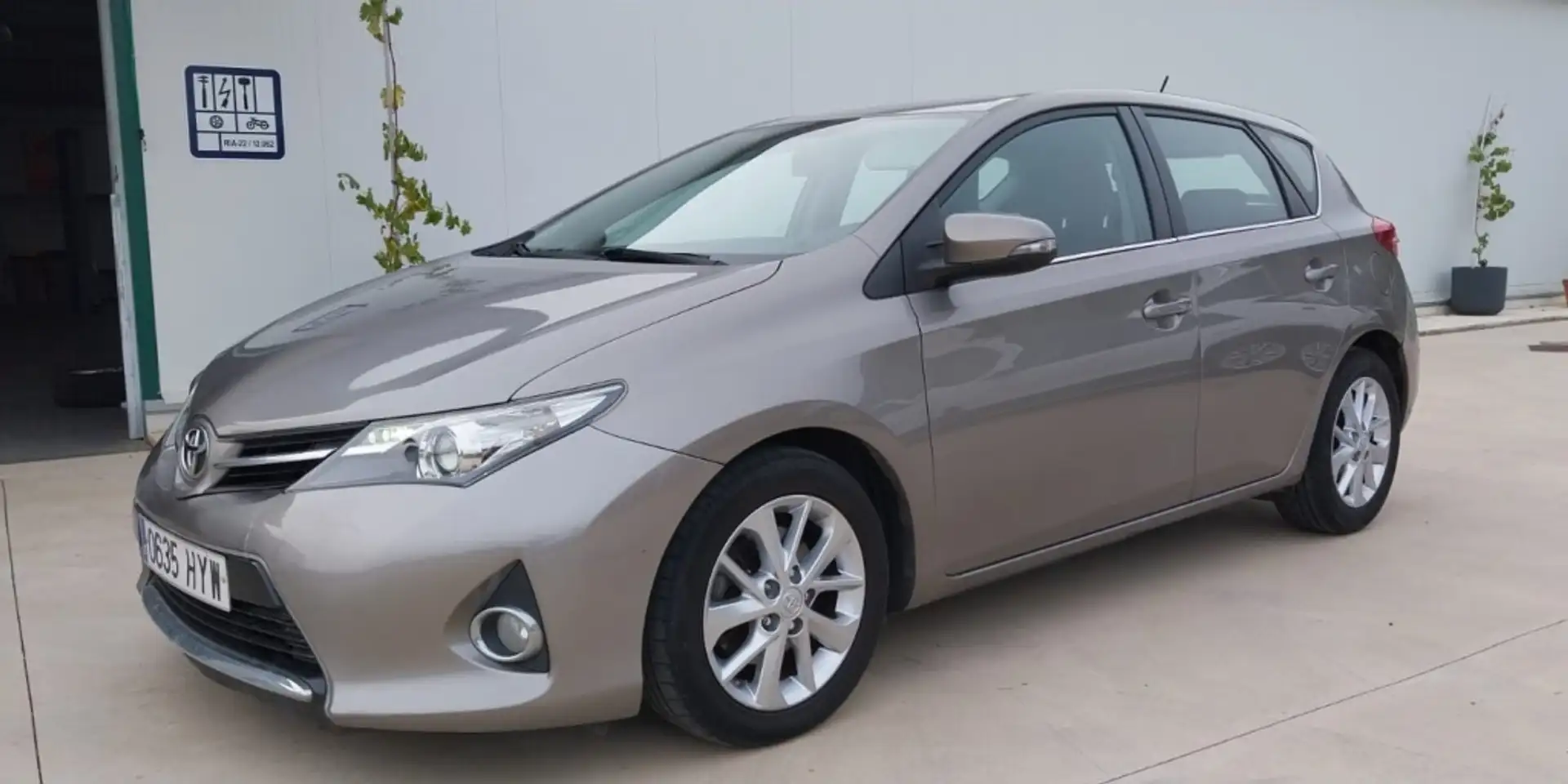 Toyota Auris 120D Active Beige - 1