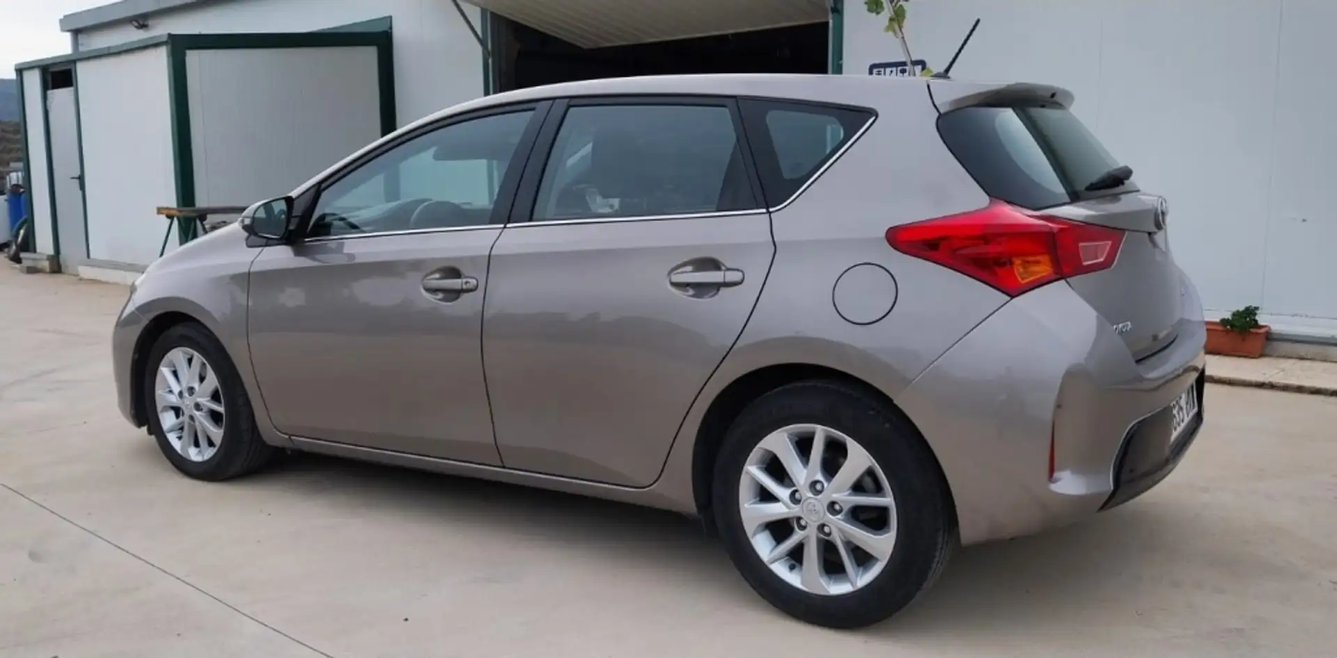 Toyota Auris 120D Active Beige - 2
