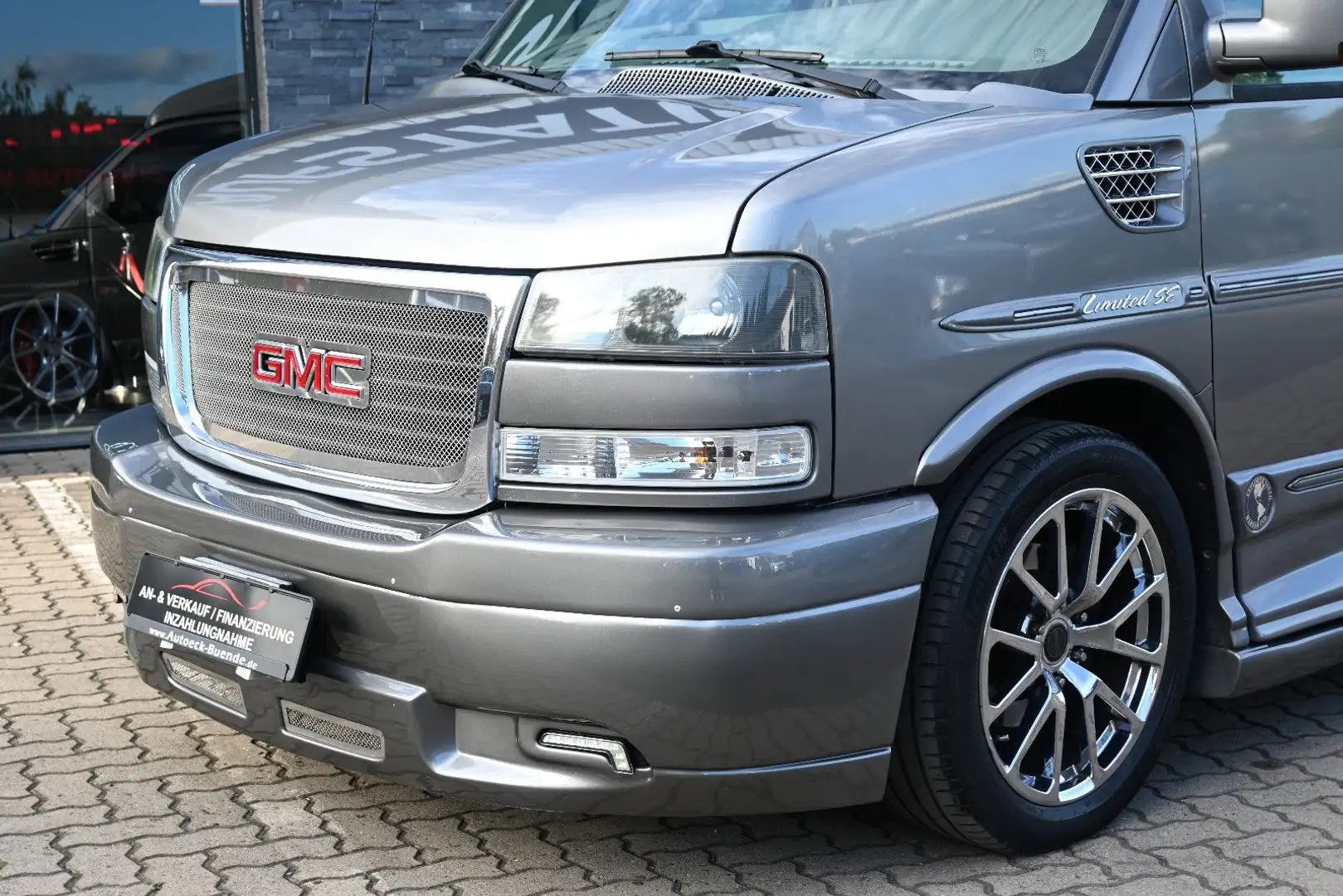 GMC Savana Explorer Limited SE 5.3 V8/7-Sitzer/TV Grau - 1