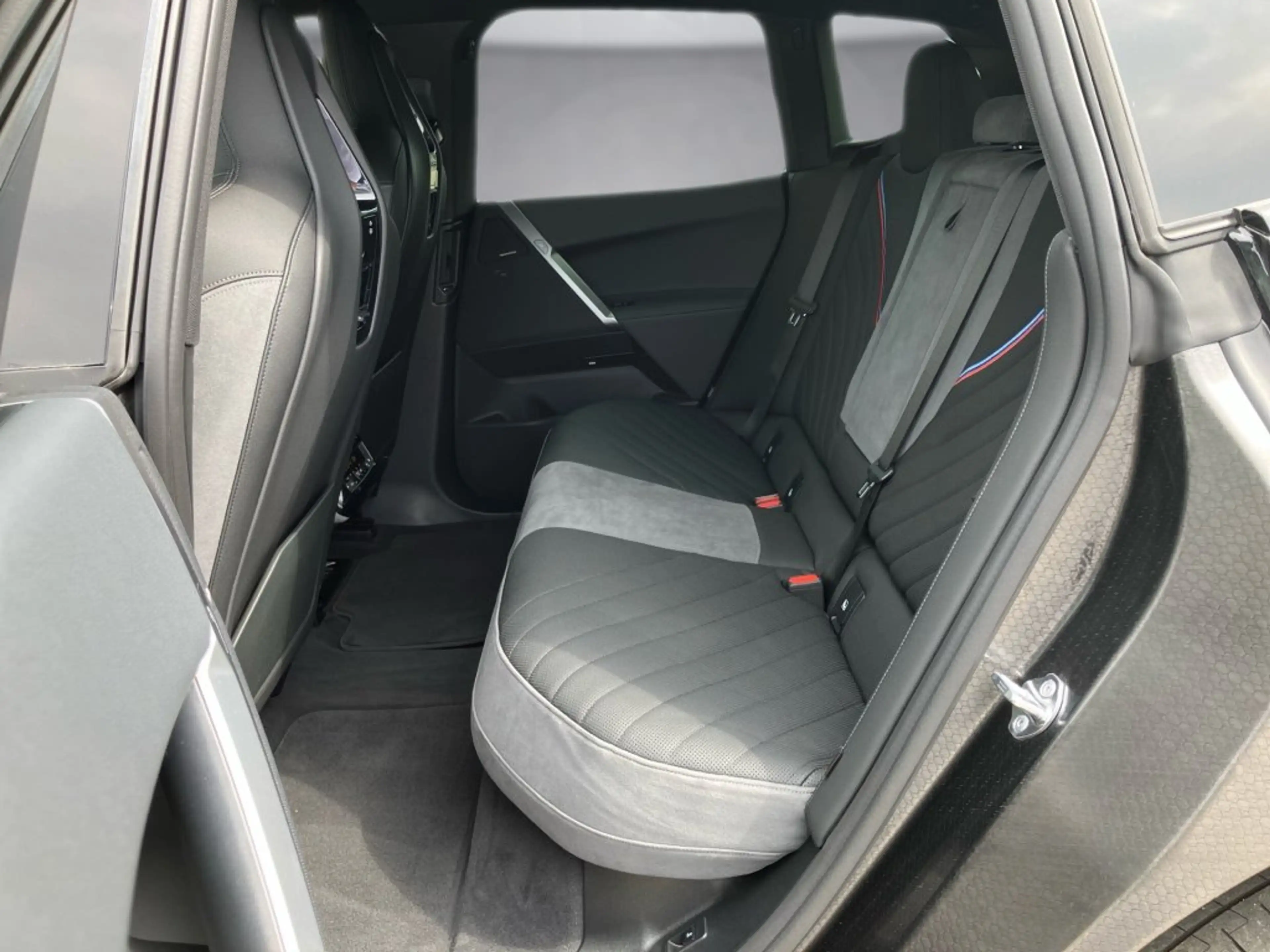 BMW iX xDrive45 — photo 12