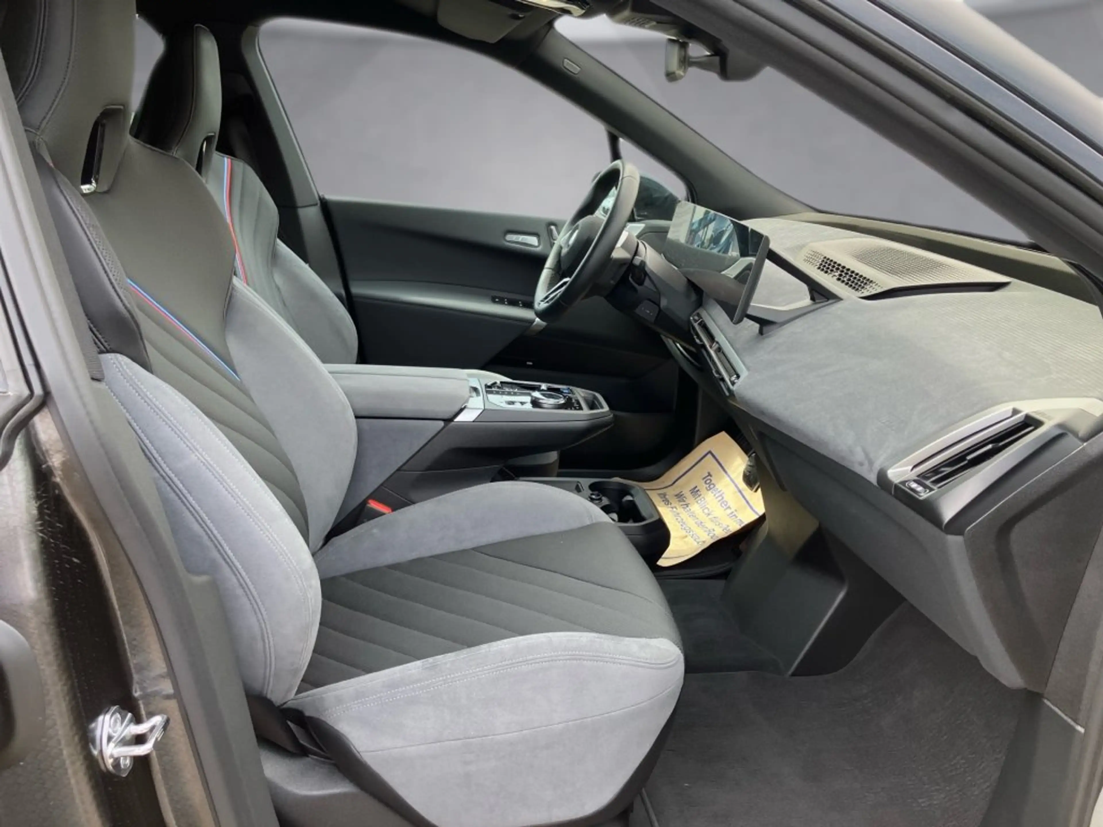 BMW iX xDrive45 — photo 11