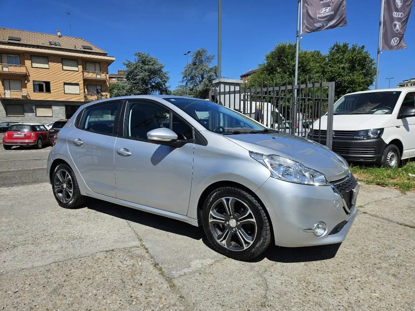 Peugeot 208 1.4 8V HDi 68CV 5p. Grau - 2