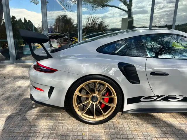 Porsche 911 view 8