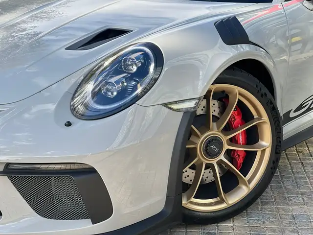 Porsche 911 view 6