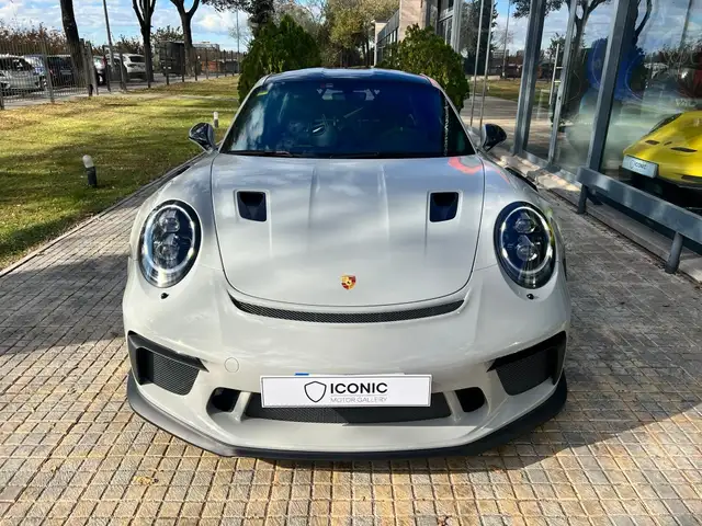 Porsche 911 view 3