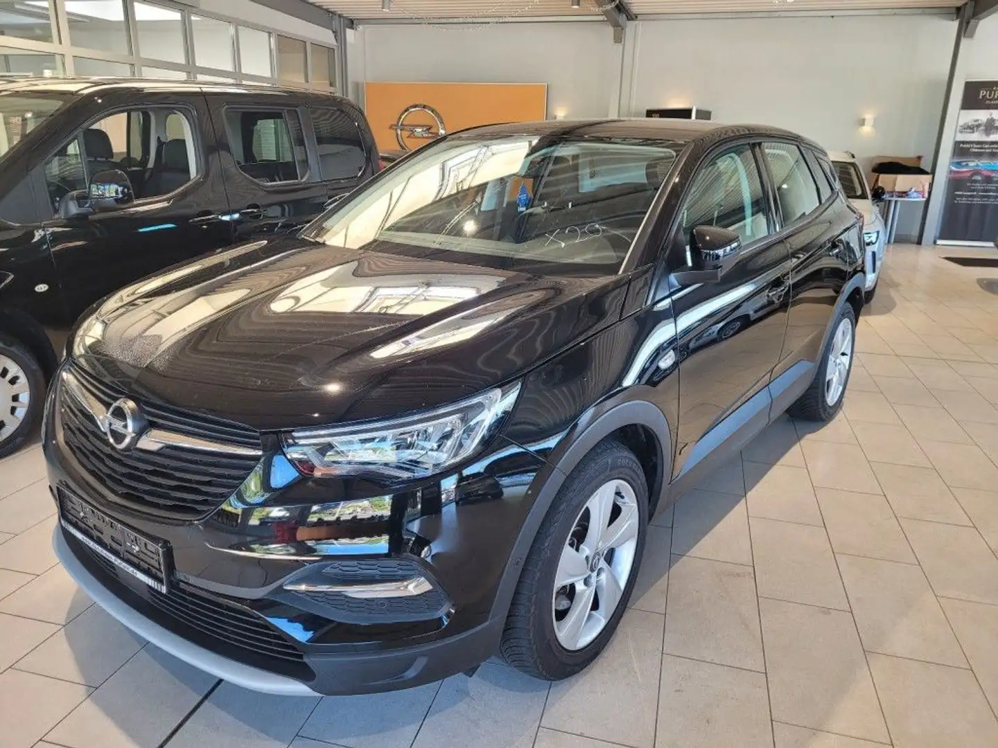 Opel Grandland X 20.000 weitere PKW am Zentrallager Schwarz - 1