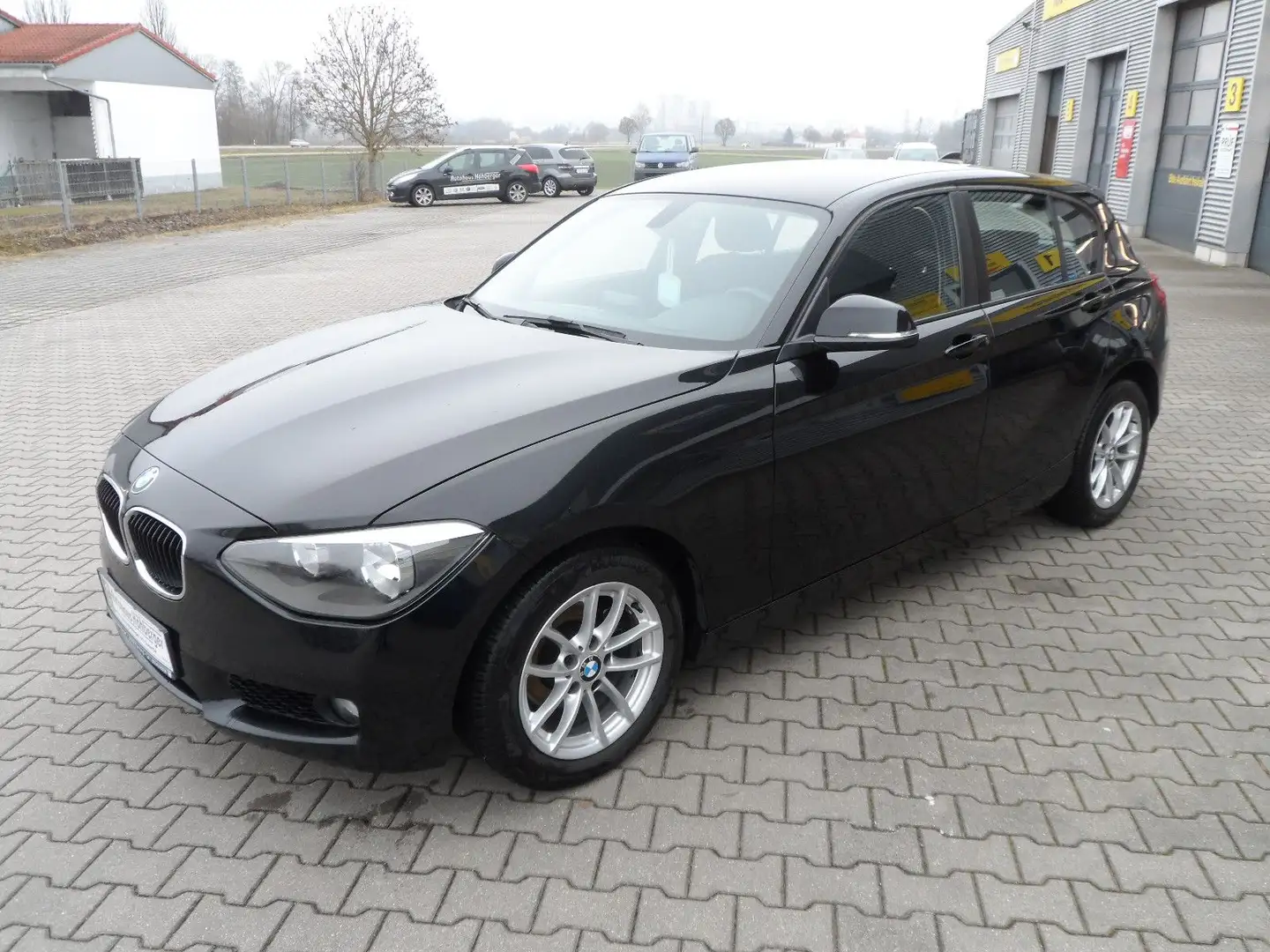 BMW 114 i /5 Türig/Navi/SHZ/PDC/MMI/8 x Bereift Schwarz - 2