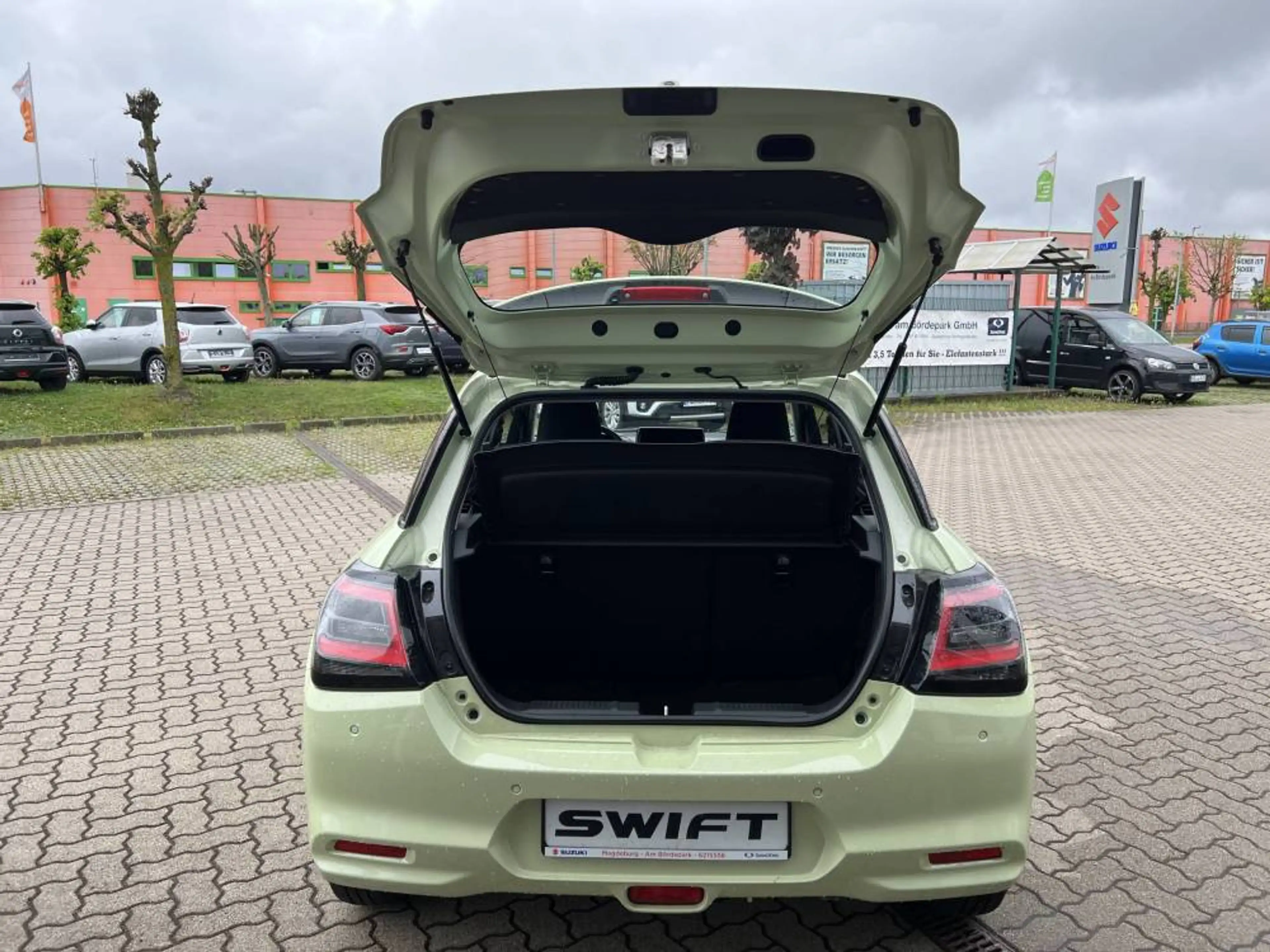 Suzuki Swift 1.2 Club Hybrid Navi Kamera — photo 10