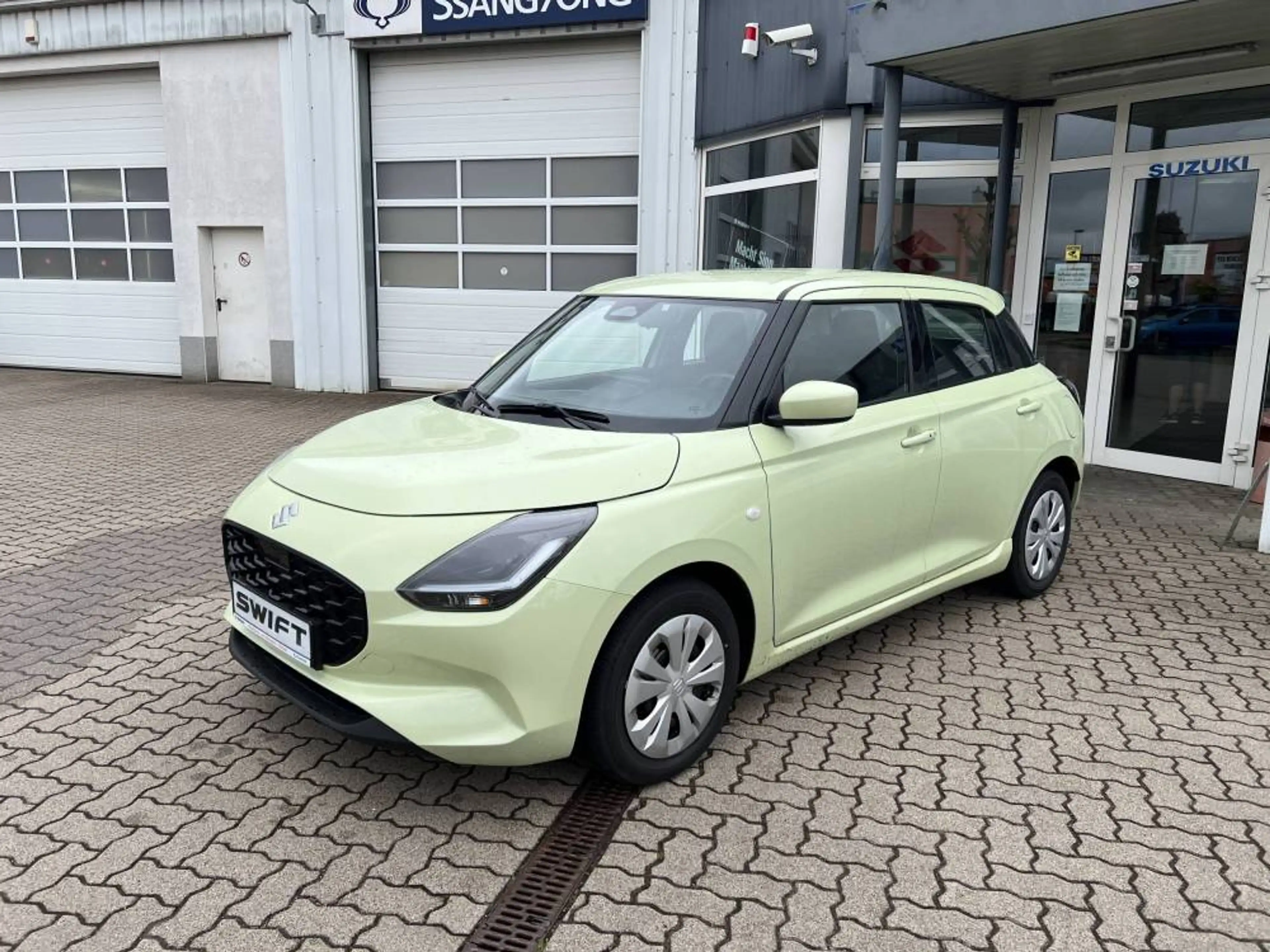 Suzuki Swift 1.2 Club Hybrid Navi Kamera — photo 8