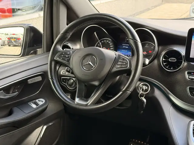 Mercedes-Benz V-Class view 20