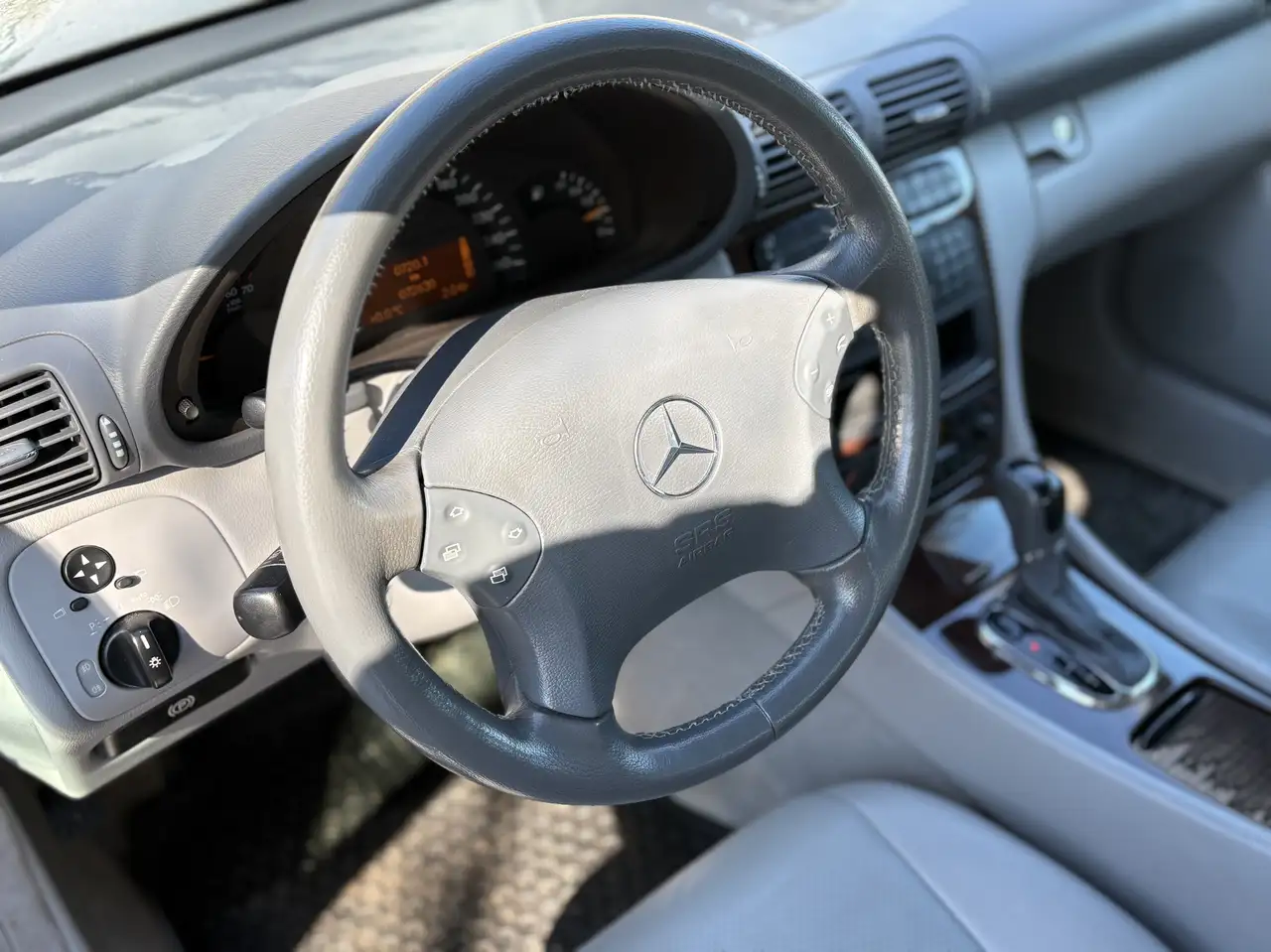 Mercedes-Benz C-Class снимка Mercedes-Benz C-Class