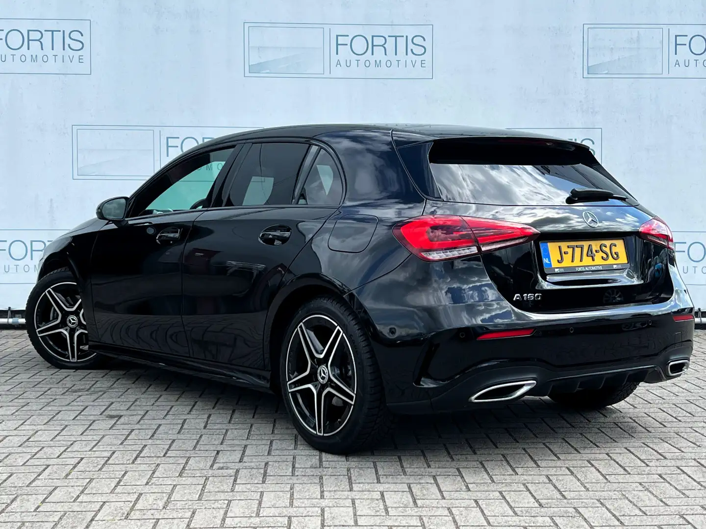 Mercedes-Benz A 180 Business Solution AMG NL AUTO | CAMERA | STOELVERW Zwart - 2