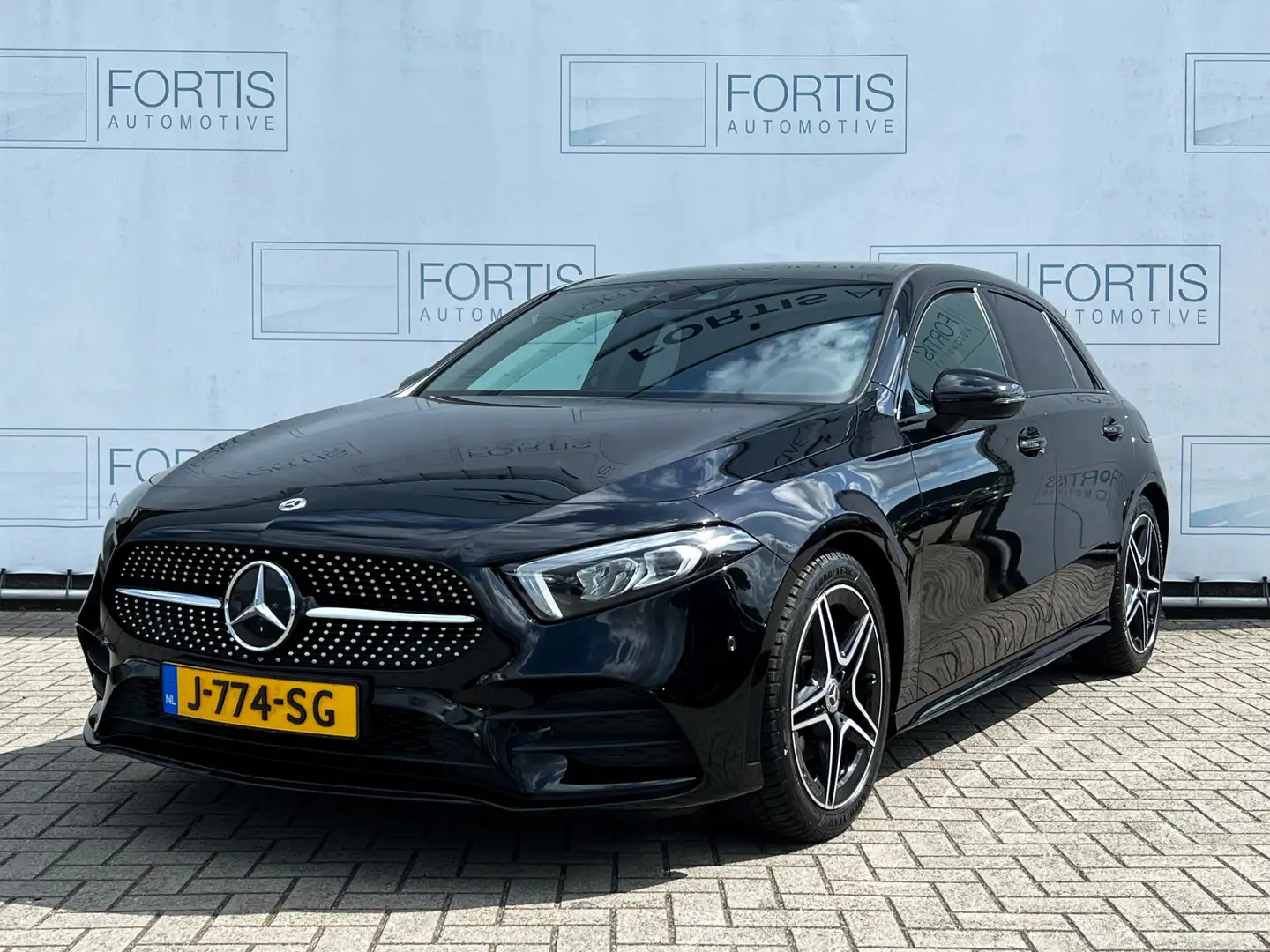 Mercedes-Benz A 180 Business Solution AMG NL AUTO | CAMERA | STOELVERW Zwart - 1