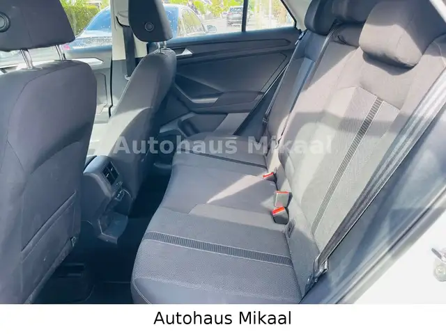 Volkswagen T-Roc view 11